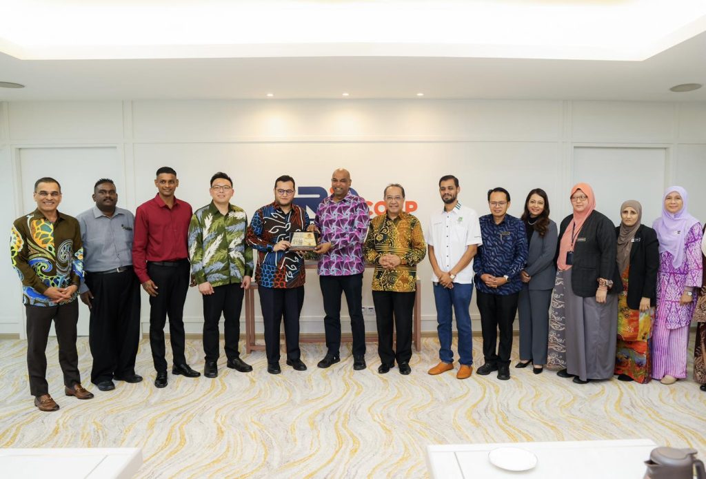KUALA LUMPUR, May 15 — Deputy Minister of Human Resources, Ramanan Ramakrishnan today received a courtesy visit from a delegation of the Majlis Belia Malaysia (MBM) led by its president, Mohd Izzat Afifi Abdul Hamid. As the main coordinating body for youth and student organisations in Malaysia, MBM plays a vital role in nurturing young leadership, strengthening youth voices, and bridging the aspirations of young people with the nation’s development agenda. During the meeting, discussions focused on strategic collaboration between the Ministry of Human Resources (KESUMA) and the youth community, particularly in expanding access to decent employment opportunities, talent development, and enhancing the global competitiveness of Malaysian youth. Ramanan emphasised that young people are not merely the future heirs of the nation, but are also the driving force behind Malaysia’s economic strength and social development. He said the aspirations, voices, and future of the youth have always remained close to his heart, adding that empowering young Malaysians through skills development and employment opportunities is crucial to ensuring sustainable national progress. He also expressed confidence that the close relationship between KESUMA and MBM will continue to be strengthened in efforts to produce a more skilled, resilient, and globally competitive young workforce. “The future of the nation cannot be built without the strength of its youth. When young people are given opportunities, the country will move further forward,” he said. -- MINUTESMY -- SOURCE: FB RAMANAN RAMAKRISHNAN