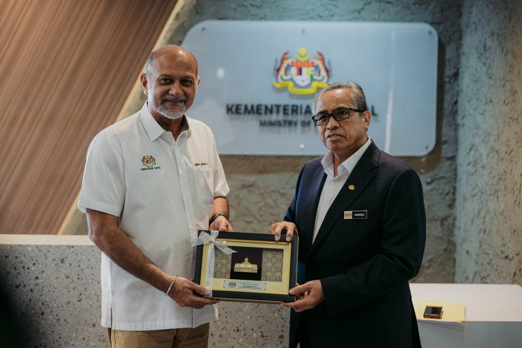 KUALA LUMPUR, MAY 20 -- Digital Minister Gobind Singh Deo recently hosted Chief Secretary to the Government Shamsul Azri Abu Bakar during a visit to the Digital Ministry. Gobind said the meeting provided an opportunity for both parties to exchange views and discuss matters related to the country’s digitalisation agenda and ongoing efforts to strengthen Malaysia’s digital transformation initiatives. According to him, the discussion also focused on enhancing cooperation and coordination in ensuring the successful implementation of digital policies and programmes aimed at benefiting the people and the nation. He described the engagement as important in supporting the Government’s aspiration to accelerate digital adoption, improve public service delivery and strengthen the country’s digital economy ecosystem. Gobind also expressed appreciation for the visit and reaffirmed the ministry’s commitment to driving Malaysia’s digital agenda forward through close collaboration with all relevant stakeholders. -- MINUTESMY -- SOURCE: FB GOBIND SINGH DEO