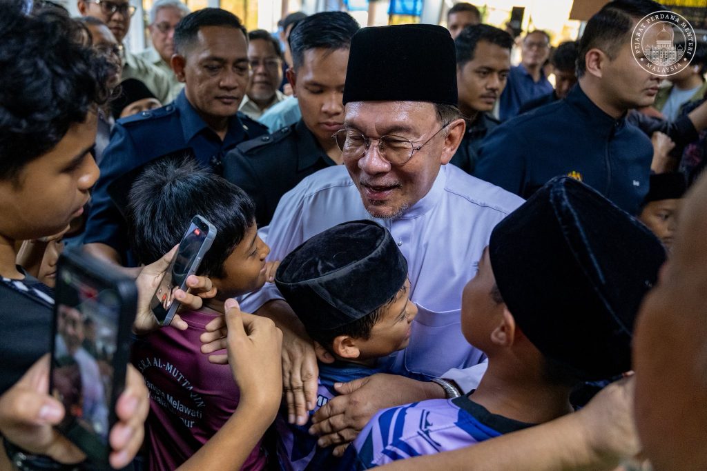 KUALA LUMPUR, May 22 -- Prime Minister Anwar Ibrahim today expressed gratitude for the opportunity to perform Friday prayers at Al-Muttaqin Mosque in Wangsa Melawati alongside members of the local congregation and community on the first Friday of the month of Zulhijjah. In a statement, Anwar said today’s sermon, titled “Arafah the Day of Resurrection”, highlighted the significance of Arafah Day on 9 Zulhijjah, which will be observed soon by Muslims performing the haj pilgrimage. He said the massive gathering during Arafah symbolises not only the unity of Muslims worldwide, but also serves as a reminder for the ummah to strengthen values, character and resilience in facing present-day challenges. Anwar also prayed for all Malaysian haj pilgrims and guests of Allah SWT, known as Duyufur Rahman, to be blessed with good health, remain focused on their worship, and be granted an accepted haj by Allah SWT. -- MINUTESMY -- SOURCE: FB ANWAR IBRAHIM