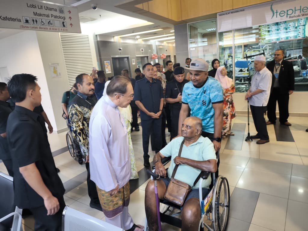 KUALA LUMPUR, MAY 22 -- Anwar Ibrahim today took the opportunity to conduct an operational review at Hospital Kuala Lumpur while spending time greeting patients and members of the public receiving treatment at the hospital. During the visit, the Prime Minister expressed his concern and prayers for patients undergoing treatment, hoping for their speedy recovery and strength in facing their health challenges. “My prayers are for them to be healed, to have all their affairs eased, and to continue being blessed with strength,” he said. Anwar also conveyed his appreciation to the healthcare workers at HKL for their unwavering commitment and sacrifices in caring for the people every day. He praised the dedication shown by doctors, nurses, and medical staff who continue to serve with patience, compassion, and professionalism despite the demanding nature of their responsibilities. The Prime Minister emphasized that healthcare workers remain among the nation’s unsung heroes, playing a vital role in safeguarding the well-being and welfare of Malaysians. The visit reflects the MADANI Government’s continued attention towards strengthening the country’s healthcare system while ensuring the welfare of both patients and frontliners remains a priority. -- MINUTESMY -- SOURCE: FB ANWAR IBRAHIM