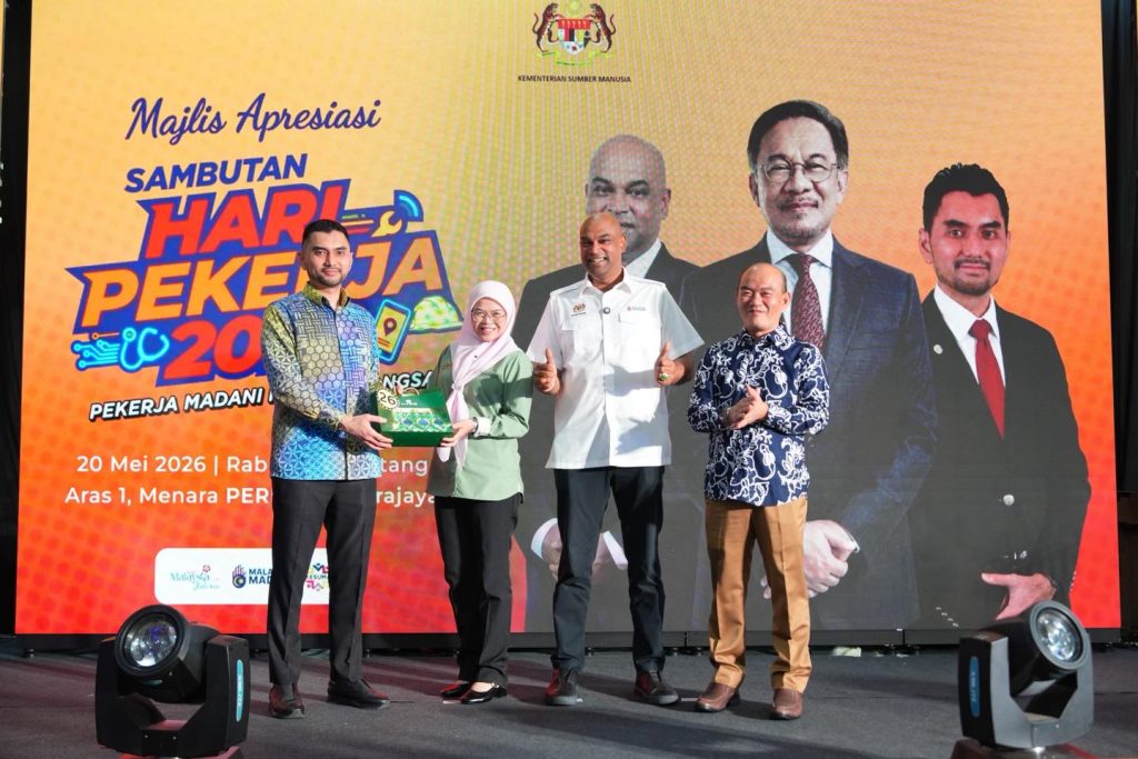 KUALA LUMPUR, MAY 21 -- Datuk Seri Ramanan Ramakrishnan praised the dedication and commitment of the Ministry of Human Resources (KESUMA) staff and agencies involved in the successful organisation of the recent Labour Day Celebration, describing them as the “true heroes” behind the event. Following the Post-Cabinet Meeting, Ramanan, together with Deputy Minister Datuk Khairul Firdaus Akbar Khan and KESUMA’s top management, attended the Labour Day Appreciation Ceremony to honour the ministry’s workforce for their tireless efforts throughout the three-day celebration held from May 1 to May 3. He said the extraordinary commitment shown by KESUMA personnel and related agencies ensured every programme was carried out smoothly, systematically, and effectively for the benefit of the public. According to Ramanan, the celebration featured a wide range of initiatives and programmes, including departmental and agency exhibitions, career carnivals, TVET programmes, intellectual discourse sessions, health screenings, and various public services that received overwhelming response from visitors. As a token of appreciation for the dedication and sacrifices of KESUMA staff, Ramanan and the Deputy Minister also increased the lucky draw prizes through a personal contribution amounting to RM100,000 exclusively for KESUMA employees. He also extended appreciation to the Prime Minister's Office, Public Service Department, and strategic partners including Tenaga Nasional Berhad, Duopharma Biotech Berhad, Carsome, and CelcomDigi for their strong support and cooperation throughout the event. Ramanan added that the success of the Labour Day Celebration symbolised the strength of teamwork, sacrifice, and the unwavering commitment of the entire KESUMA family in serving the people and the nation. -- MINUTESMY -- SOURCE: FB RAMANAN RAMAKRISHNAN