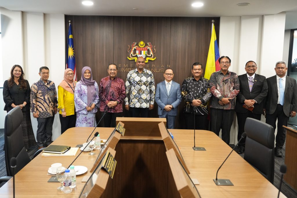 KUALA LUMPUR, May 22 — Deputy Minister of Human Resources Ramanan Ramakrishnan yesterday received a courtesy visit from Indonesian Minister for the Protection of Migrant Workers Mukhtarudin and his delegation at the Ministry of Human Resources (KESUMA). The meeting focused on strengthening cooperation between Malaysia and Indonesia, particularly in the management, protection, and workforce development involving Indonesian workers in Malaysia. Ramanan said the close ties between the two neighbouring countries are important in supporting sustainable economic growth while enhancing the welfare and wellbeing of workers. He noted that Malaysia and Indonesia continue to maintain a strong bilateral relationship as strategic partners at both regional and international levels. According to him, the long-standing cooperation between the two countries spans multiple sectors including trade, investment, security, workforce development, and people-to-people relations. Ramanan also expressed hope that the close relationship between Malaysia and Indonesia would continue to be strengthened for the mutual prosperity and benefit of citizens in both nations. -- MINUTESMY -- FB: RAMANAN RAMAKRISHNAN