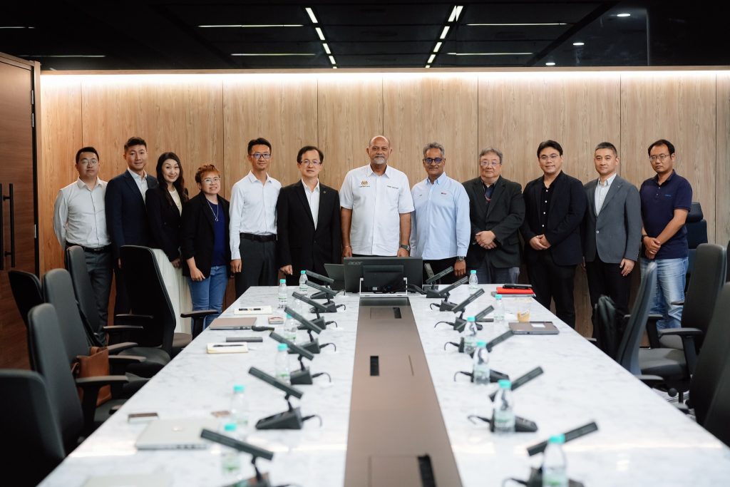 KUALA LUMPUR, MAY 22 -- Digital Minister Gobind Singh Deo today shared that he had a productive meeting with the Executive Director of LBS Bina Group Berhad alongside investors from China to discuss potential data centre investment opportunities in Malaysia. The discussion also involved Tenaga Hijau Ventures Sdn Bhd and Trina Solar, reflecting growing international confidence in Malaysia as a strategic hub for sustainable digital infrastructure and future-ready data centre development. According to Gobind, the meeting highlighted the importance of strengthening collaboration between government agencies, industry players and foreign investors in supporting Malaysia’s digital transformation agenda. He noted that the increasing demand for digital services and cloud infrastructure has positioned the country as an attractive destination for data centre investments in the region. He added that data centres play a crucial role as a catalyst for Malaysia’s digitalisation efforts, driving innovation, economic growth and technology adoption across industries. With the right investments and strategic partnerships, Malaysia can continue to develop infrastructure that not only powers businesses and industries, but also delivers long-term benefits to the rakyat. Gobind also stressed the importance of ensuring that future developments focus on sustainability and green energy solutions, in line with the nation’s aspirations towards a more environmentally responsible digital economy. The involvement of renewable energy and solar technology companies in the discussions further demonstrates the growing emphasis on sustainable infrastructure in the data centre sector. Malaysia has increasingly become a preferred destination for technology and digital infrastructure investments due to its strategic location, strong connectivity, skilled workforce and supportive government policies aimed at accelerating the digital economy.