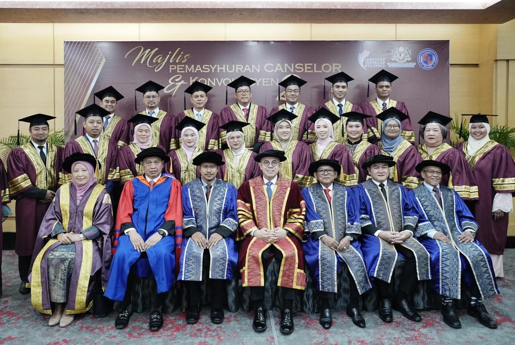 KUALA LUMPUR, May 22 — Minister of Entrepreneur Development and Cooperatives Steven Sim Chee Keong was officially installed as Chancellor of the Universiti Keusahawanan Koperasi Malaysia (UKKM) during the university’s 2nd Chancellor Installation and Convocation Ceremony held at the World Trade Centre Kuala Lumpur, yesterday. At the same ceremony, a total of 26 graduates received diplomas and degrees across five academic programmes, namely Diploma in Cooperative Management, Diploma in Cooperative Entrepreneurship, Master in Business Administration (Cooperative Management), Master in Business Administration (Corporate Leadership), and Master in Business Administration. In his speech, Steven Sim shared his vision of transforming UKKM into not only one of Malaysia’s leading business schools, but also an AI-driven business school capable of producing a new generation of entrepreneurs, cooperative leaders, and future economic drivers. He said the initiative aligns with efforts to strengthen innovation, entrepreneurship, and digital transformation within Malaysia’s cooperative and business sectors. Steven Sim also congratulated all graduates and expressed hope that they would continue to excel and contribute towards the nation’s economic development. -- MINUTESMY --SOURCE: FB: Kementerian Pembangunan Usahawan dan Koperasi