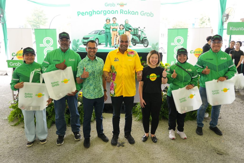 SUNGAI BULOH, May 24 — Datuk Seri Ramanan reaffirmed the government’s commitment to strengthening the welfare and skills development of gig workers through various initiatives under the Ministry of Human Resources (KESUMA),yesterday. He said the MADANI Government remains focused on building a fairer, more inclusive and sustainable gig economy ecosystem, particularly for e-hailing drivers and p-hailing riders who continue to play an important role in supporting the daily needs of the public. Speaking during the Grab Partner Appreciation Ceremony organised by Grab Holdings in collaboration with Central Mart Saujana Utama, Ramanan said the event brought together nearly 1,000 e-hailing drivers and p-hailing dispatch riders from the Sungai Buloh parliamentary constituency. He expressed appreciation to gig workers who continue to face various challenges including harsh weather conditions, traffic congestion and rising living costs while ensuring smooth delivery and transportation services for the community. “Without them, many of society’s daily needs would not arrive on time. Their contribution is significant and deserves recognition,” he said. Ramanan noted that programmes such as the appreciation ceremony also serve as an important platform for the government to listen directly to the concerns and aspirations of gig workers, particularly on issues involving cost of living, social protection and long-term economic security. Among the initiatives highlighted was the Economic Resilience Package (PACE), involving an allocation of RM20 million aimed at helping gig workers improve their financial resilience amid current economic pressures. He added that the government has also introduced the RM110 million MyMahir AI Programme to expand access to digital and artificial intelligence (AI) skills training, enabling gig workers to enhance their capabilities and increase future income opportunities. In addition, gig workers are encouraged to participate in technical training programmes at Advanced Technology Training Centres (ADTEC) under the Department of Human Resources (JTM), as well as explore broader career opportunities through the Social Security Organisation MYFutureJobs platform. During the event, Ramanan also presented contributions to several Grab partners as a gesture of appreciation for their dedication and service to the community. He stressed that KESUMA will continue ensuring that every initiative introduced translates into meaningful benefits for workers striving daily to earn a living. -- MINUTESMY -- SOURCE: FB: RAMANAN RAMAKRISHNAN