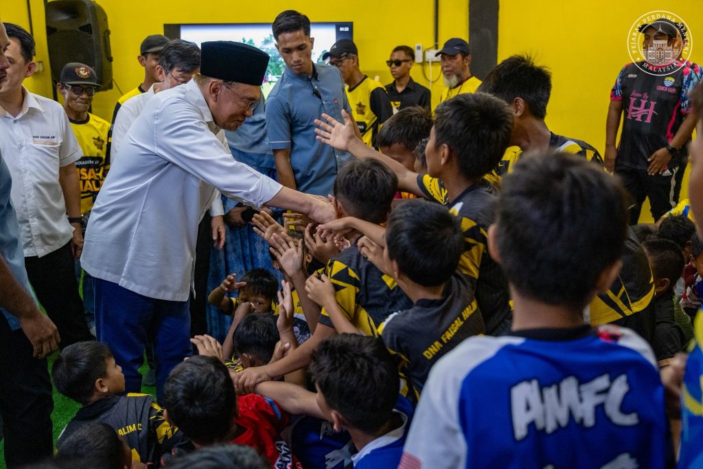 MENGKUANG TITI, May 27 — Prime Minister Anwar Ibrahim yesterday officiated the launch of Faisal Halim’s DNA Football Academy in Mengkuang Titi, describing the initiative as an important step towards empowering grassroots football development and discovering young sporting talents in the country. Anwar said the academy would serve not only as a football training centre, but also as a platform to nurture discipline, fighting spirit and self-confidence among the younger generation. He expressed confidence that the future of Malaysian sports depends on continuous efforts to shape young talents with strong values such as hard work, discipline and commitment. The Prime Minister also voiced hope that the academy would produce more talented players capable of elevating Malaysia’s name on the international stage. “Insya-Allah, this academy will help produce a new generation of footballers who can bring pride to the nation,” he said in a statement today. -- MINUTESMY -- SOURCE : FB ANWAR IBRAHIM