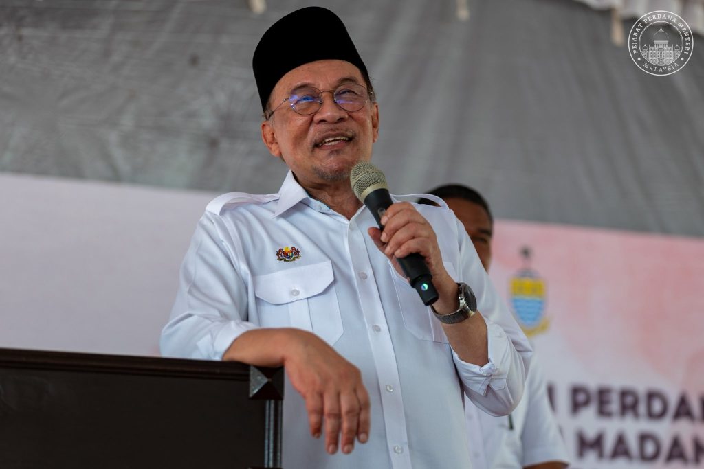 KUALA LUMPUR, May 29 -- Prime Minister Datuk Seri Anwar Ibrahim today opened the Kuala Lumpur International Book Fair (KLIBF) 2026 at the World Trade Centre Kuala Lumpur (WTCKL), here. His arrival at 10.30 am was greeted enthusiastically by thousands of visitors who had begun flooding the venue since early morning. Also present were Higher Education Minister Datuk Seri Dr Zambry Abd Kadir and Education Minister Fadhlina Sidek. At the event, the Prime Minister also launched the book Membangun Masyarakat MADANI Versi Kartun by cartoonist Zulkiflee SM Anwar Ulhaque, better known as Zunar. The work depicts efforts to combat corruption, reform administration, and strengthen the governance of the MADANI Government through cartoon illustrations that are easy to understand by all levels of society. The 43rd edition of the KILBF this year will run for 10 days from today until June 7. -- BERNAMA