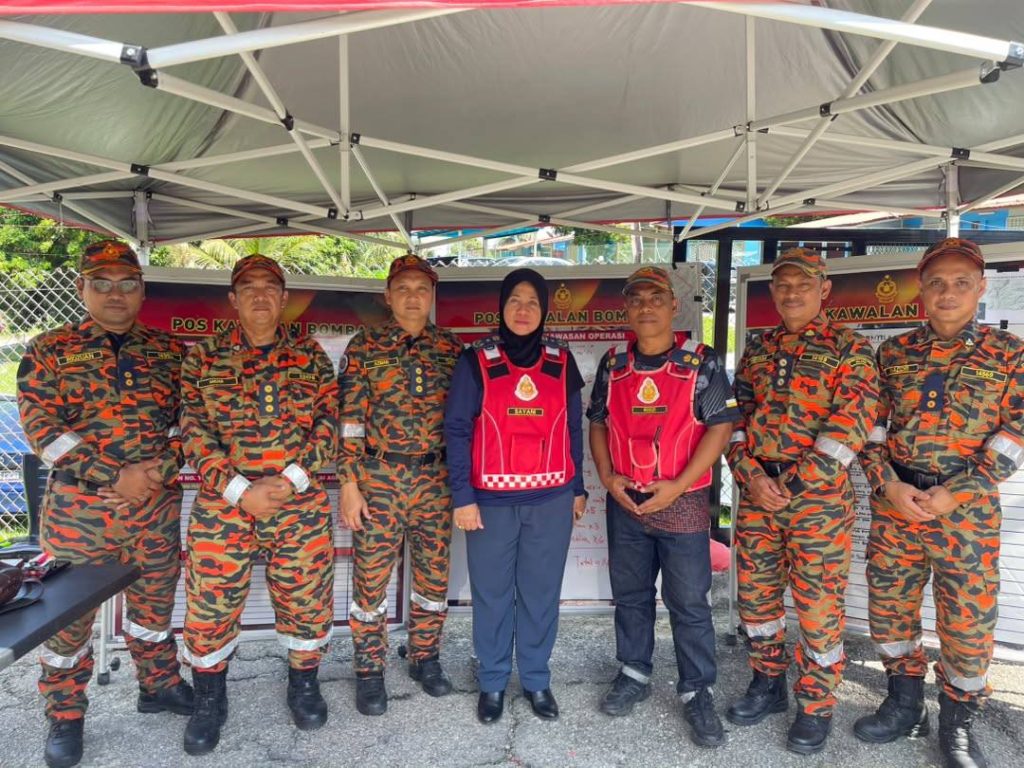 PERAK, MAY 29 — Perak Fire and Rescue Department Director, Sayani Saidon, visited the Fire Operations Control Post (PKOB) for the Search and Rescue (SAR) operation at Gunung Batu Putih, Kuala Woh, to personally monitor the progress of efforts to locate the missing victim yesterday. An operational briefing was delivered by Assistant Director of Fire and Rescue Operations Division of the Perak Fire and Rescue Department, Sabarodzi Nor Ahmad, regarding the latest developments of the operation, manpower deployment, search sectors, and ongoing actions being carried out at the scene. Her presence at the operation site served as a morale boost and source of encouragement to all rescue personnel who have been tirelessly conducting search efforts despite challenging terrain and unpredictable weather conditions. The SAR operation involves multiple agencies, including the JBPM STORM Team, Fire and Rescue Air Unit, Royal Malaysia Police (PDRM), General Operations Force (PGA), Forestry Department, and the Mountain Search and Rescue Team (MALIM Gunung), all of whom remain committed to ensuring that search efforts are conducted thoroughly and continuously. -- MINUTESMY -- SOURCE: Bomba Perak Official