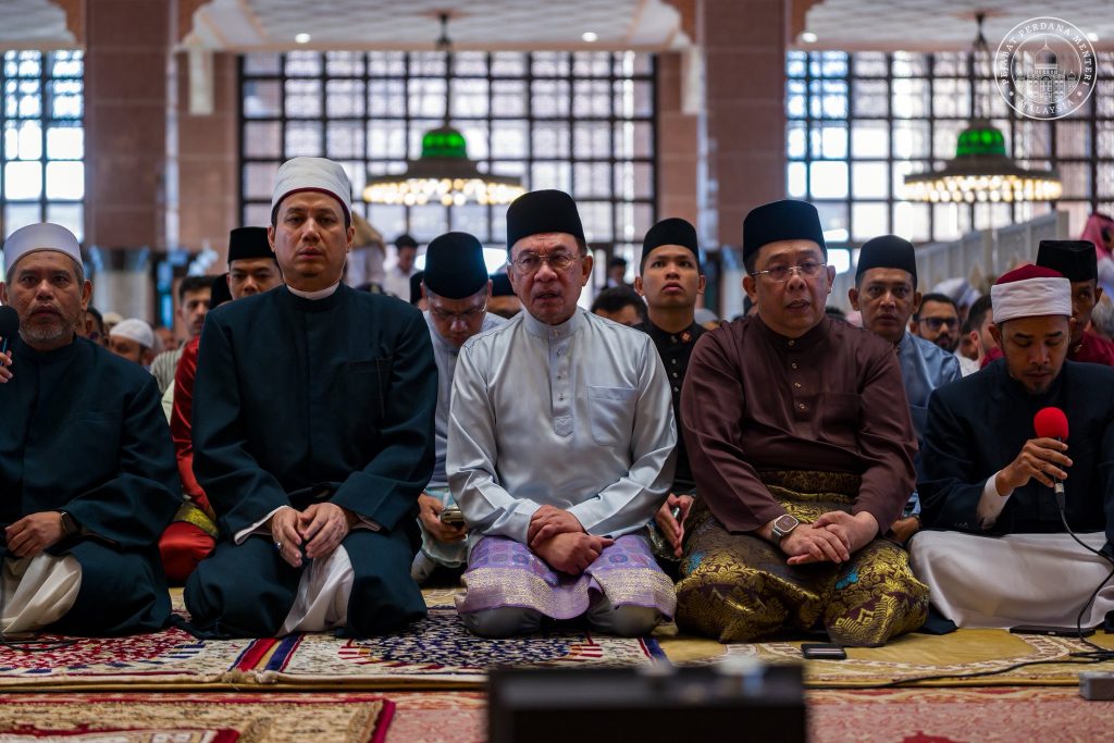 PUTRAJAYA, May 27 — Prime Minister Anwar Ibrahim and his wife, Dr Wan Azizah Wan Ismail, today joined thousands of Muslims in performing Aidiladha prayers at the Putra Mosque in an atmosphere marked by simplicity, harmony and devotion. Anwar said the gathering was filled with the spirit of togetherness as congregants chanted the Aidiladha takbir and listened to a sermon titled “Sacrifice Demands Sincerity”. According to the Prime Minister, the sermon reminded Muslims that true sacrifice goes beyond wealth and physical effort, but also involves overcoming ego, arrogance, hatred and all negative traits that distance individuals from the blessings and guidance of Allah SWT. He added that the sermon also encouraged Muslims to strengthen ukhuwah, cultivate compassion and generosity towards others, and embrace the spirit of sacrifice as the foundation for building a united, caring and morally grounded society. After the prayers, Anwar and Wan Azizah took the opportunity to greet, shake hands and take photographs with congregants in celebration of the blessed occasion. The Prime Minister expressed hope that Aidiladha would continue to strengthen faith and piety, reinforce brotherhood among humanity and nurture the values of sacrifice and sincerity in daily life. “May this Aidiladha further strengthen our unity and commitment towards compassion, sincerity and service to society, Insya-Allah,” he said. -- MINUTESMY -- SOURCE : FB ANWAR IBRAHIM