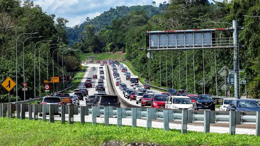 KUANTAN, MAY 26 -- The operator of the Kuala Lumpur-Karak Expressway (KLK) and East Coast Expressway 1 (LPT 1), AFA Prime Bhd (AFA Prime), estimates that the total traffic will reach more than 3 million from May 22 to June 2 on the highways following the Aidiladha celebrations and public holidays. Chairman of the Pahang Public Works, Transport and Health Committee, Datuk Razali Kassim said the number of vehicles on the KLK Highway is expected to reach 2.18 million, while LPT1 is estimated to receive 843,000 vehicles during that period. He said the figures showed an increase of 66 percent on the KLK Highway and 71 percent on LPT1 compared to normal days. "This significant increase in traffic flow also requires all road users to be more disciplined, always vigilant and obey traffic laws to ensure a safer and smoother journey throughout the festive season," he said. He said this at a press conference after completing the Road Safety Advocacy Programme in conjunction with the 2026 Aidiladha Celebrations at the Gambang Rest and Treatment (R&R) area, here, on Monday. Razali said the state government also called on the public to plan their journeys and comply with the Recommended Travel Time Schedule (TTA) issued by AFA Prime to help smooth the flow of traffic throughout the festive season. At the same time, he informed that the Road Transport Department (JPJ) is implementing the Hari Raya Aidiladha Special Operation (HRAA) 2026 from May 24 to 31, involving 287 enforcement personnel who are fully ready. -- BERNAMA