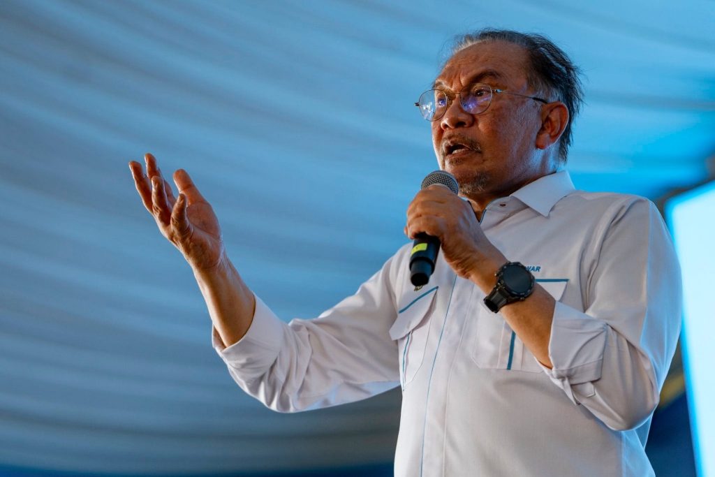 SEREMBAN, May 15 -- Prime Minister Datuk Seri Anwar Ibrahim has urged entrepreneur development agencies to intensify efforts to go to the ground to identify the needs of the people and small traders, particularly youths, instead of merely waiting in offices. He said the ground approach was crucial to ensure that all government assistance, financing and programmes genuinely reached the target groups and were able to address problems faced by the people at the grassroots level. “My message is clear to all government agencies and financial institutions — find ways to reach out to the people. Do not wait for them to come to offices to seek assistance,” he said when speaking at the 2026 National Youth Day (HBN) celebration here today. Also present were Negeri Sembilan Menteri Besar Datuk Seri Aminuddin Harun and Youth and Sports Minister Dr Mohammed Taufiq Johari. The Prime Minister said the relevant ministries and agencies needed to be more proactive in engaging small entrepreneurs and young traders on the ground. “If there are small stalls in Kuala Lumpur, Seremban or anywhere else, go and meet them, ask about their problems, whether they have capital, whether facilities are sufficient or not. The government must be present to help the people,” he said. -- BERNAMA