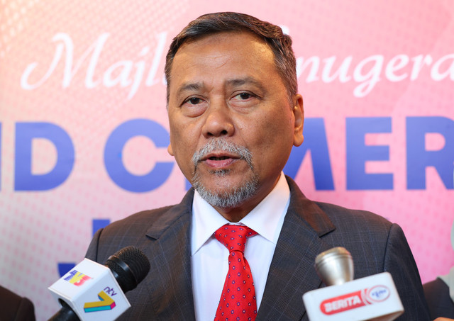 PUTRAJAYA, May 21 -- Election Commission (EC) chairman Datuk Seri Ramlan Harun has confirmed that no by-elections will be held for the Pandan and Setiawangsa parliamentary seats yesterday. He said the matter was based on Article 54(1) of the Federal Constitution, whereby Dewan Rakyat Speaker Tan Sri Dr Johari Abdul had informed the EC that there was no necessity to fill the casual vacancies. “In line with that, no by-election for the P.100 Pandan and P.118 Setiawangsa parliamentary constituencies will be held,” he said in a statement today. He said the EC received notification from Johari through a letter dated today regarding the status of the two parliamentary seats after they were declared vacant under Article 51 of the Federal Constitution. On Sunday (May 17), Datuk Seri Rafizi Ramli, who is also a former PKR deputy president, and Nik Nazmi Nik Ahmad, a former PKR vice-president, announced that they would vacate their parliamentary seats on Monday and leave the party effective Tuesday through letters submitted to the party secretary-general. They subsequently took over Parti Bersama Malaysia (Bersama), a small political party based in Penang. -- BERNAMA