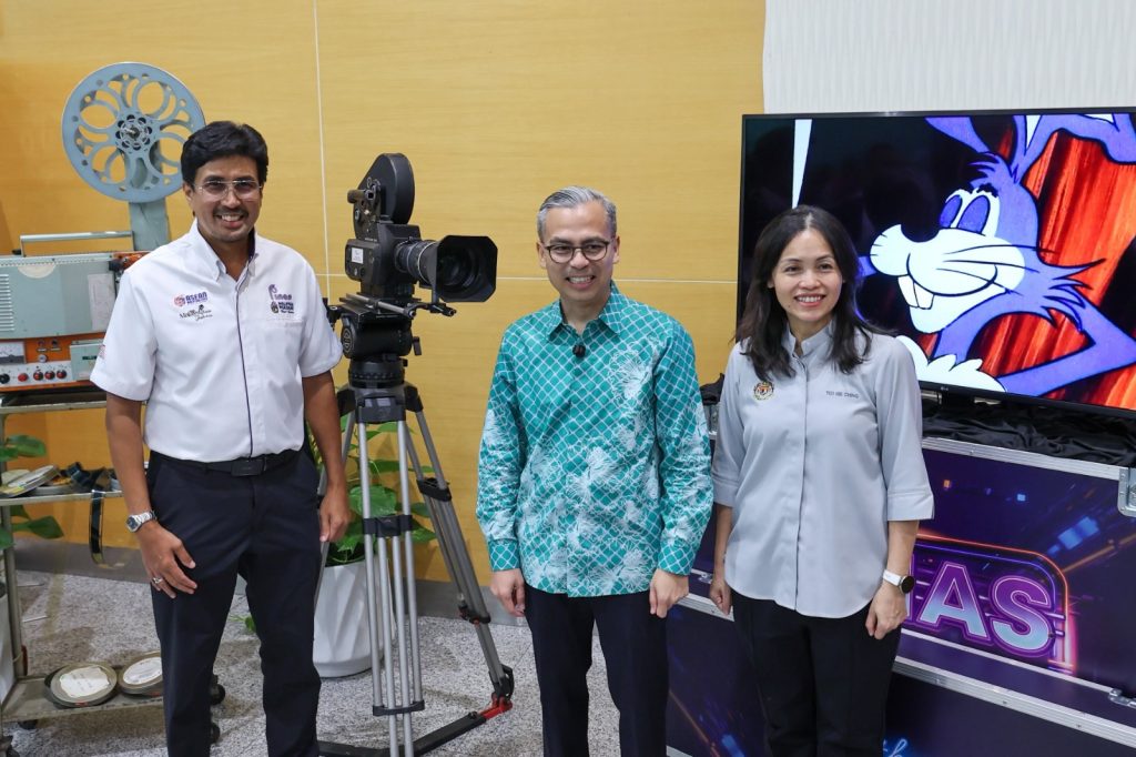 PUTRAJAYA, 13 MAY -- National Film Development Corporation Malaysia yesterday hosted the Ministry of Communications Monthly Assembly for May 2026 at the Multipurpose Hall, Level B1, Ministry of Communications Complex, attended by Communications Minister Fahmi Fadzil. In his address, Fahmi highlighted several significant achievements of the nation’s creative industry, including the success of local films which recorded the highest-ever box office collection of RM244 million in 2025. He also announced the establishment of the Orange Economy Council as a strategic initiative to strengthen the national creative industry ecosystem. In addition, he shared plans for the creation of an Animation Division within FINAS aimed at empowering and elevating the local animation sector to greater heights. Also present at the assembly were Deputy Communications Minister Teo Nie Ching, Secretary-General of the Ministry of Communications Datuk Abdul Halim Hamzah, Deputy Secretary-General (Strategic Communications and Creative Industry) Datuk Bahria Mohd Tamil, FINAS Chief Executive Officer Dato’ Azmir Saifuddin Mutalib, as well as the ministry’s top management, heads of agencies and departments under the Ministry of Communications. -- MINUTESMY -- SOURCE: FB FAHMI FADZIL