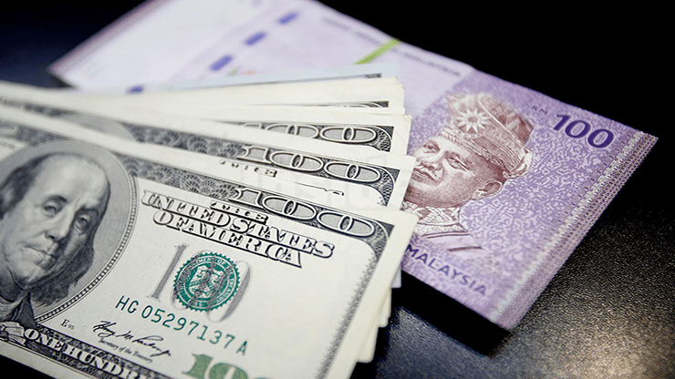 KUALA LUMPUR: The ringgit opened almost unchanged against the United States (US) dollar from yesterday's close as the market awaits the latest decision from Bank Negara Malaysia's (BNM) Monetary Policy Committee (MPC) scheduled to be announced on May 7. At 8am, the local currency was at 3.9540/9590 against the US dollar at 3.9540/9575 when it closed on Monday. Bank Muamalat Malaysia Bhd Chief Economist, Mohd Afzanizam Abdul Rashid said that although the market is taking a wait-and-see approach ahead of the MPC meeting, the fighting in the Persian Gulf between the United States (US) and Iranian forces has the potential to affect the ceasefire. "Elevated tensions in West Asia resulted in global oil benchmark prices, WTI and Brent crude oil, jumping by 4.39 percent and 5.80 percent to US$106.42 per barrel and US$114.44 per barrel respectively. At the opening of trading, the ringgit traded higher against a basket of major currencies. The local unit rose against the Japanese yen to 2.5151/5184 from 2.5186/5210 at yesterday's close, rose against the British pound to 5.3498/3565 from 5.3612/3660 and gained against the euro to 4.6230/6289 from 4.6329/6370 previously. Meanwhile, the local currency is trading higher compared to the currencies of ASEAN countries. The ringgit rose against the Singapore dollar to 3.0963/1005 from 3.1019/1049 at Monday's close, gained against the Thai baht to 12.0740/0963 from 12.1460/1631, gained against the Indonesian rupiah to 227.3/227.6 from 227.3/227.6, however was unchanged against the Philippine peso at 6.42/6.43. -- BERNAMA