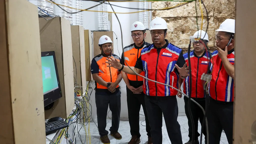 KUANTAN: The country loses an average of RM700 million each year due to cases of electricity theft for bitcoin mining activities, said Deputy Minister of Energy Transition and Water Transformation Datuk Seri Abdul Rahman Mohamad. He said efforts to combat such activities would continue and be intensified nationwide to curb losses, as well as provide justice to consumers who pay their bills legally. Abdul Rahman said illegal bitcoin mining activities were found to be taking place not only in business premises but also in residential areas. "I want to ask homeowners to be aware of who is renting the house because if action is taken, they (homeowners) will be responsible. "To avoid this, I advise them to also change the Tenaga Nasional Bhd (TNB) bill account to the tenant's name so that actions related to electricity usage and any errors are not borne by the owner," he told reporters after "Ops Steal" here yesterday. In the integrated operation involving the Energy Commission (ST) and TNB, two residences were inspected and it is believed that a case of electricity theft involving bitcoin mining activities occurred with losses estimated at RM34,000 per month and could reach more than RM200,000 within six months. Both cases are being investigated under Section 37(3) of the Electricity Supply Act 1990. Abdul Rahman said that stealing electricity for the activities involved was very dangerous and posed a risk of fire. "Connecting cables that do not comply with the safety specifications set by ST can cause a risk of electric shock," he said. Apart from that, the use of high-powered mining machines operated at a high rate of speed can also cause short circuits and fires. At the same time, he advised the public to also play a role by reporting any suspicious activities related to electricity usage to the authorities. -- BERNAMA