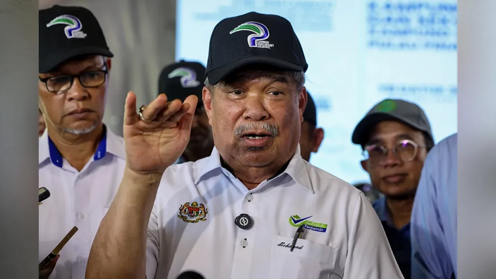 TASEK GELUGOR: The Ministry of Agriculture and Food Security (KPKM) is actively strengthening long-term efforts to reduce the country's dependence on basic food following global geopolitical uncertainties which could affect the country's costs and supply chain. Its Minister Datuk Seri Mohamad Sabu said his party is targeting 30 percent of the country's corn grain needs to be produced locally by 2030, including through the development of more than 2,000 hectares of crops in Perlis which will be launched this month. He said the Ministry of Agriculture and Rural Development was also expanding onion planting on a large scale involving the Farmers' Organisation Board (LPP) and related agencies, with the target of covering 30 percent of the local onion supply within the next four years. Malaysia currently, he said, depends almost 100 percent on corn and soy imports, which are among the main factors influencing the price of chicken and eggs if there is a price increase in the international market. "Animal feed such as corn and soy still depends heavily on imports. When world prices rise, the costs of our farmers also rise. When oil rises, the costs of fishermen going out to sea also rise. When fertilizer rises, the costs of farmers also rise. "Although the cause is beyond our control, the government cannot let up. The government must work, be prepared and ensure that the food supply is sufficient," he told reporters after the opening ceremony of the MADANI Adoption Village and MADANI Adoption School in Kampung Guar Petai, here, today. Mohamad said that so far the prices of basic foods including chicken, eggs and rice are still under control, but the government will continue to monitor the situation including the possibility of price manipulation if import costs increase. In terms of the country's main food supply, he said it was still stable with the country's rice buffer stock at around 300,000 tonnes while the supply of chicken and eggs was also at a good self-sufficiency level. Meanwhile, commenting on the claims of rice farmers regarding the increase in the cost of planting rice, Mohamad said the ministry always takes into account the views of the group, including regarding the cost of ploughing and agricultural inputs. He said the government had previously approved assistance of RM200 for initial ploughing work to help reduce the burden on rice farmers.