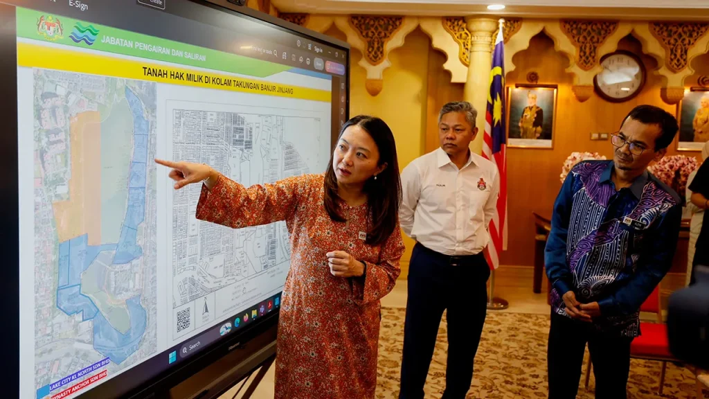 KUALA LUMPUR: The capacity of the flood reservoir in the capital is currently estimated to be only around 30 percent compared to its original size following the shrinkage of the area of ​​the reservoir in Jinjang and Batu due to development on 17 lots of land. Minister in the Prime Minister's Department (Federal Territories) Hannah Yeoh said her party was taking a serious view of the situation involving 70 percent of the 17 land lots in question, which had been given ownership rights to developers since 2015 for development purposes, resulting in a reduction in the capacity of the water body compared to the original area of ​​114.5 hectares. "Now there are only 34.35 hectares of water bodies left after the ownership was given. So our concern is that if everyone builds (developments), the capacity of the water bodies will decrease," he said at a press conference at the Kuala Lumpur City Hall (DBKL) Tower here today. Also present were Kuala Lumpur Mayor Datuk Seri Fadlun Mak Ujud and Federal Territories Department Director-General Datuk Muhammad Azmi Mohd Zain. Hannah said that based on the technical assessment of the Kuala Lumpur Federal Territory Irrigation and Drainage Department (JPS), the situation also affected the original function of the flood reservoir and made maintenance work and machinery access difficult, as well as increasing the risk of flash floods in existing development areas. In this regard, he said DBKL would not approve the granting of planning permission (KM) for any development application on the flood reservoir area until the development conditions set by the DID to ensure the original function of the pond and maintenance access could be maintained. "We cannot continue to allow development on flood reservoirs," he said. Meanwhile, Hannah said the Federal Territories Department has created a special task force chaired by its Director General which involves the coordination and cooperation of all agencies involved in flood mitigation actions in Kuala Lumpur, including the Selangor DID. He said this approach was important to ensure that the capacity of the flood reservoirs in the capital was not further affected, besides ensuring the safety of residents and the sustainability of the city's drainage system.