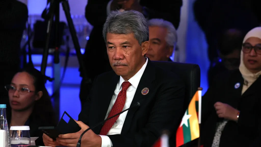 CEBU: ASEAN is committed to strengthening intra-regional trade, including increasing trade between member countries to at least 30 percent by 2030. Foreign Minister Datuk Seri Mohamad Hasan said ASEAN member states need to move as a more organised and united bloc to address the impact of global conflicts, including disruptions to regional trade, economy and security, especially during conflicts in West Asia. He said ASEAN needs to emphasize efforts to streamline free trade agreements (FTAs) and facilitate the movement of goods among member countries to strengthen intra-ASEAN trade. "Intra-ASEAN trade has not yet reached 25 percent. We want trade between ASEAN countries to reach at least 30 percent by 2030." "We are looking at the current status, the obstacles and the steps that need to be taken. Therefore, we want the memorandum of understanding (MoU), ASEAN FTA and the movement of goods to be streamlined." "If possible, trade between ASEAN countries should also not be subject to tariffs," he told Malaysian media on Thursday. Mohamad said the conflict in West Asia was an important lesson to ASEAN that cooperation and understanding among member countries was essential to face regional and global challenges. "Each has its strengths and advantages. We need to find a formula for how we can strengthen cooperation and help each other," he said. Regarding the ASEAN Foreign and Economic Ministers' Joint Meeting held on Thursday, Mohamad said it was an initiative initiated under the Malaysian chairmanship to ensure coordination between the political-security and economic pillars. He said that ASEAN's development had previously been largely based on political and security aspects, but the focus had now shifted to strengthening the economy and more comprehensive regional cooperation. He said that a joint meeting involving ASEAN Foreign Ministers and Economic Ministers was held to ensure that every decision could be coordinated across all ASEAN pillars, including economic, social and cultural.