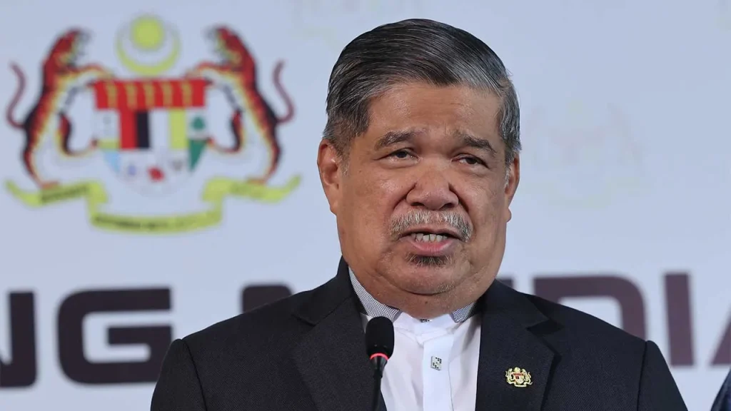 PUTRAJAYA -- The Ministry of Agriculture and Food Security (KPKM) will immediately obtain a report from the Federal Agricultural Marketing Authority (FAMA) regarding the alleged increase in vegetable prices in Kelantan to RM2 per kilogram. Minister of Agriculture and Food Security Datuk Seri Mohamad Sabu said that so far there has been no sudden increase in vegetable prices in most areas, including the Klang Valley, except for certain types of vegetables. "In Kelantan, we will monitor (the prices). I will request a report from FAMA immediately today," he told reporters after launching the Kebuniti Agricultural Information Centre or Gardentopia, here today. Mohamad was commenting on reports of increased vegetable prices in several markets in Kelantan, which have increased by up to RM2 per kilogram due to prolonged hot weather and rising diesel costs. Commenting on the issue of food inflation, although it remained stable, Mohamad said the increase in fertilizer prices, which was one of the factors increasing the cost of raw supplies, was a global challenge facing many countries. He said the issue was also discussed at the international level, including by the Food and Agriculture Organization (FAO) following conflicts in several areas producing raw materials such as phosphate. "It is predicted worldwide that this fertilizer issue will be a problem because the disputed area is involved in phosphate issues and so on. The government will intervene from time to time according to our government's capabilities," he said. Meanwhile, Mohamad assured that the current supply of fertilizer in Malaysia is still sufficient, although agricultural input prices are expected to continue to be monitored over the next two to three months. "Supply is sufficient...we just have to look at the price in the next two to three months. Regarding supply in Malaysia, Alhamdulillah, we at the ministry see that the situation is sufficient. We just monitor the price from time to time," he said. -- BERNAMA