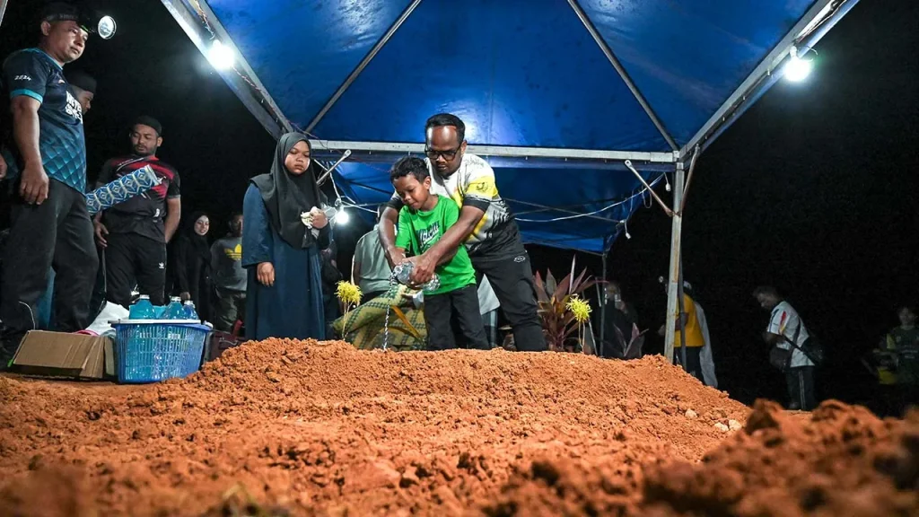 TANJONG MALIM, May 27 — The body of 19-year-old Nur Izzati Humaira Azizul, who died after going missing while hiking at Bukit Changkat Asa near here last Saturday, was safely laid to rest at the Felda Trolak Utara Islamic Cemetery at 3.05am today. The burial took place after an autopsy was completed at Sungai Buloh Hospital (HSB), Selangor, at 12.19am. Earlier, the body of the second of four siblings was brought to the Ar-Riduaniah Mosque in Felda Trolak Utara for funeral prayers. Her father, Azizul Abdul Aziz, 48, personally led the funeral prayers at about 2.20am, attended by around 50 congregants. Speaking to reporters after the burial, Azizul expressed his gratitude to Malaysians and all agencies involved in the search and rescue (SAR) operation following his daughter’s disappearance on May 23. “I would like to thank all Malaysians who prayed and gave words of encouragement throughout the search for my daughter,” he said. He also urged the public not to spread unfounded speculation regarding the incident. “What our family hopes for now is that everyone will continue to pray and avoid making inappropriate assumptions,” he added. Azizul described this year’s Aidiladha celebration as especially emotional for the family following the tragic loss. “From now on, every Hari Raya will remind us of the day Angah left us. No matter what, she will always remain in our hearts,” he said emotionally. “My wife and I can testify that Angah was the best daughter to us. God willing, may she be placed among the gardens of heaven,” he said. Yesterday, SAR personnel discovered Nur Izzati Humaira’s body at about 11.59am, approximately 500 metres from the location where she was last seen and about one kilometre from the Incident Control Post (PKTK). She was believed to have gone missing at around 10.50am last Saturday while descending the hill with her family. According to reports, the teenager decided to walk ahead alone toward the foot of the hill after feeling hot and exhausted before she was later reported missing. -- MINUTESMY