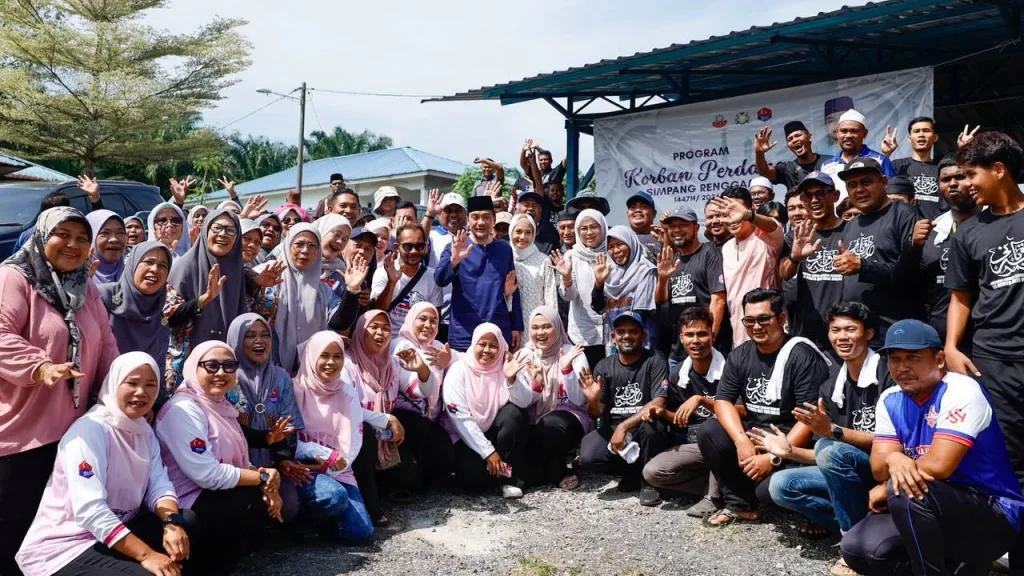 JOHOR BAHRU: The Yang di-Pertuan Agong Sultan Ibrahim has agreed to donate 148 cows in conjunction with this year's Hari Raya Aidiladha sacrifice to be distributed to the people throughout Johor. Johor Menteri Besar Datuk Onn Hafiz Ghazi said the gift reflected the love, concern and closeness of the Johor Royal Institution which always prioritizes the welfare of the Johor people. He also expressed his gratitude and appreciation for the blessings and concern of His Majesty, who is also the Sultan of Johor. "Patik and all the people pray that His Majesty and his family will always be blessed with health, prosperity and be under the grace and protection of Allah SWT," he said in a statement on Facebook, yesterday. Meanwhile, Onn Hafiz, who is also the State Assemblyman (ADUN) for Machap, said that at the district level, the Simpang Renggam Prime Sacrifice Program also saw the distribution of 32 sacrificial cows throughout the area. He said the distribution included mosques, suraus, villages and various parties in need. -- BERNAMA