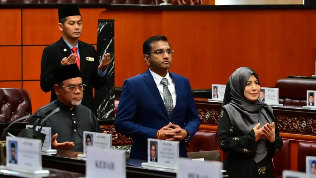 KUALA LUMPUR: Three members of the Senate, including a newly appointed senator, took the oath of office before the Speaker of the Senate, Datuk Awang Bemee Awang Ali Basah, today. The Chief Executive Officer and Vice-Chancellor of the International University of the Islamic Religious Council of the Federal Territory (UniMAIWP), Datuk Seri Professor Noor Inayah Ya'akub, is a new appointment. Meanwhile, two members of the Senate were re-elected, namely Hussin Ismail and RA Lingeshwaran, who were re-elected by the Terengganu State Legislative Assembly (DUN) and Penang State Legislative Assembly respectively. In his speech, Awang Bemee said Noor Inayah, who was elected by the Penang State Assembly, will serve for a period of three years effective May 14, 2026 until May 13, 2029. He said Lingeshwaran would also serve for the same period while Hussin's appointment would be effective from April 23 to April 22, 2029. "On behalf of the Senate, I extend my deepest congratulations and welcome the appointment and re-election of all the Honorable Senators who took the oath today," he said after the Senate Oath-Taking Ceremony. Awang Bemee hopes that all appointed senators will utilize their respective experience, expertise and wisdom through active participation in debate sessions, asking quality questions and effective involvement in the Senate Select Committee for the well-being of the people and the progress of the country. "In this challenging environment, the people have high hopes that the institution of Parliament will continue to play an effective role in examining government policies, presenting insightful views and proposing practical, balanced and constructive solutions," he said. He also reminded that the National Assembly not only functions as a body that examines and approves bills, but is also a forum for mature, prudent and constructive debate in the interests of the people. According to the Parliamentary calendar, the Dewan Negara sitting for the Second Meeting, Fifth Term of the 15th Parliament will last for 10 days starting July 20. -- BERNAMA