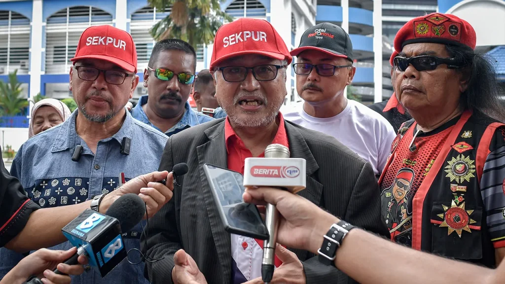 KUALA LUMPUR: The country's legal framework relating to issues of religion, race and royal institutions (3Rs) requires more dynamic improvements to address the increasingly complex trend of social media abuse. Head of the Political Bureau of the People's Social Media Movement Secretariat (SekPur), Shahbudin Embon, said the existing approach needed to be refined to ensure that the justice system was not only punitive, but also capable of providing meaningful lessons to society. He said the provisions under the Sedition Act 1948 with a maximum fine of RM5,000 currently appear to be out of line with the impact of damage that can be caused by posts that go viral on social media. "This step to strengthen the law, including considering mandatory prison sentences for serious cases involving the sovereignty of the monarchy, is necessary to reflect the importance of preserving national harmony," he said at a press conference here yesterday. Shahbudin suggested that the scope of legal protection be reviewed to also include the country's main leadership institutions, including the Prime Minister and Deputy Prime Minister, to curb the culture of excessive provocation solely for the sake of digital content. He also suggested closer cooperation between the authorities and the Malaysian Communications and Multimedia Commission (MCMC) in monitoring the activities of fake accounts which are often the cause of racial and religious tension. "Taking lessons from legal practices in neighboring countries such as Thailand and Indonesia, the strictness of the law there has proven to be an important instrument in preserving the dignity of the highest institutions of their respective countries," he said. Based on existing legal provisions, individuals convicted of incitement through speech or publication for the first time can be sentenced to a maximum fine of RM5,000, and imprisonment for up to three years, or both. The provision includes actions through various platforms as an effort to curb incitement elements that threaten public order. -- BERNAMA