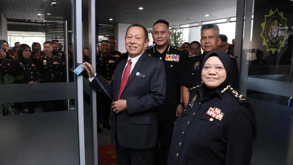 PUTRAJAYA: The new Chief Commissioner of the Malaysian Anti-Corruption Commission (MACC), Datuk Seri Abdul Halim Aman, officially began his duties today. He replaces Tan Sri Azam Baki who retired after 42 years of service in the MACC yesterday. Chief Secretary to the Government Tan Sri Shamsul Azri Abu Bakar, in a statement today, congratulated Abdul Halim on his appointment as the new MACC Chief Commissioner effective today. "God willing, I believe that his credibility and experience in the legal field will continue to provide added value, strengthen the role and elevate the MACC's position as a prestigious enforcement body both domestically and internationally. Happy serving!" he said in a post on his official Facebook page today. Shamsul Azri also shared a photo of the handing over of Abdul Halim's appointment letter as the new MACC Chief Commissioner. Meanwhile, Shamsul Azri also expressed his appreciation to Azam and described the many successes and reforms that have been implemented in leading the MACC as a superior enforcement body. "Tan Sri (Azam)'s service will always be remembered and hopefully he will continue to contribute to the country in whatever capacity he may be in the future," he said. On April 25, the Yang di-Pertuan Agong Sultan Ibrahim approved the appointment of Abdul Halim, who is also a former High Court Judge, as the new Chief Commissioner of the MACC, effective May 13. -- BERNAMA