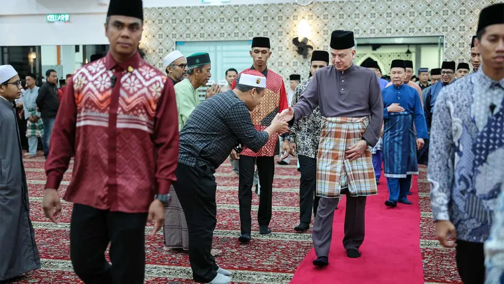 IPOH: The Sultan of Perak, Sultan Nazrin Shah, agreed to go last night to officiate the Al-Muhajirin Mosque, Kampung Ulu Chepor, Chemor here. His Majesty arrived at approximately 8.20pm and was welcomed by Perak Menteri Besar Datuk Seri Saarani Mohamad and State Secretary Datuk Ahmad Suaidi Abdul Rahim. Also present was the President of the Perak Islamic Religious and Malay Customs Council Tan Sri Mohd Annuar Zaini and the Director of the Perak Islamic Religious Department Datuk Harith Fadzilah Abdul Halim. Sultan Nazrin then agreed to draw the curtain as a symbolic opening of the mosque before joining in the takbir raya in conjunction with Aidiladha and performing the Isyak prayer in congregation with approximately 400 worshippers. The Al Muhajirin Mosque, built in 2018, has been in full use since March 2025. The mosque was built at a cost of RM6 million on a 1.9 hectare plot of land and can accommodate up to 1,200 worshippers at a time. Upholding the concept of sustainability, the mosque area is also planted with various plants including coconut, matoa and lemongrass. -- BERNAMA