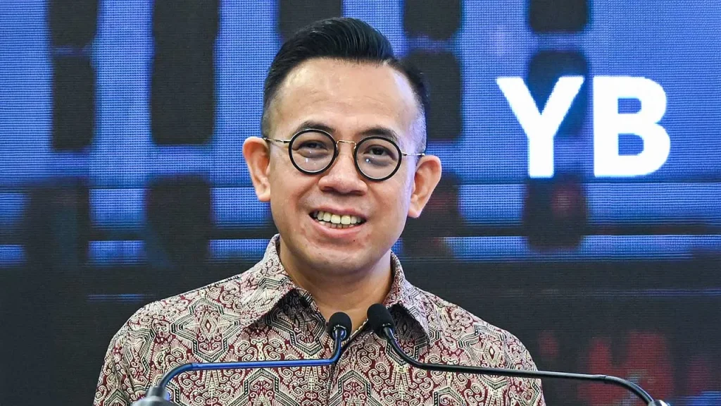 BUKIT MERTAJAM: The Ministry of Entrepreneur and Cooperative Development (KUSKOP) has approved financing of RM70 million to nearly 2,000 Indian entrepreneurs nationwide through the Entrepreneur Capital and Indian Economic Stimulus Package 2026 (MUDRA) so far. Its Minister, Steven Sim, said the amount was part of an overall fund of RM220 million announced recently, to help empower Indian entrepreneurs in the country. "I hope more entrepreneurs will come forward to participate in our MUDRA program, which is a program under Power Up 10,000 to boost and help Malaysian businesses." "The MADANI Government's commitment is to continue to empower the micro, small and medium enterprise (MSME) sector as the main pillar of the country's economic development, including ensuring more inclusive entrepreneurial development involving the Indian community through various special schemes and targeted assistance," he said. He said this after attending the Sales Carnival and Entrepreneur Engagement Session of the Malaysian Indian Chamber of Commerce and Industry (MAICCI) together with KUSKOP agencies in conjunction with Mother's Day celebrations. The program, organised by MAICCI, brought together approximately 30 local entrepreneurs with 10 agency booths under KUSKOP participating to open up networking spaces, advisory services and financing opportunities for local SMEs. Sim, who is also the Member of Parliament for Bukit Mertajam, congratulated MAICCI and Sri Muniswarar Temple on the success of organising the carnival, which he described as an important platform to further boost the people's business activities. KUSKOP also welcomes the organization of the Indian Entrepreneur Carnival tour series by MAICCI throughout the country, and will provide full cooperation including mobilizing agencies under it to participate in the program. The participation of the KUSKOP agency in the carnival aims to provide explanations, information and provide services directly to participating Indian entrepreneurs. Touching on the redevelopment of the Bukit Mertajam Indian Society building, Sim said the historic building, which was established in 1952, would be redeveloped as a symbol of the Indian community in Bukit Mertajam, as well as for the convenience of the general public. -- BERNAMA