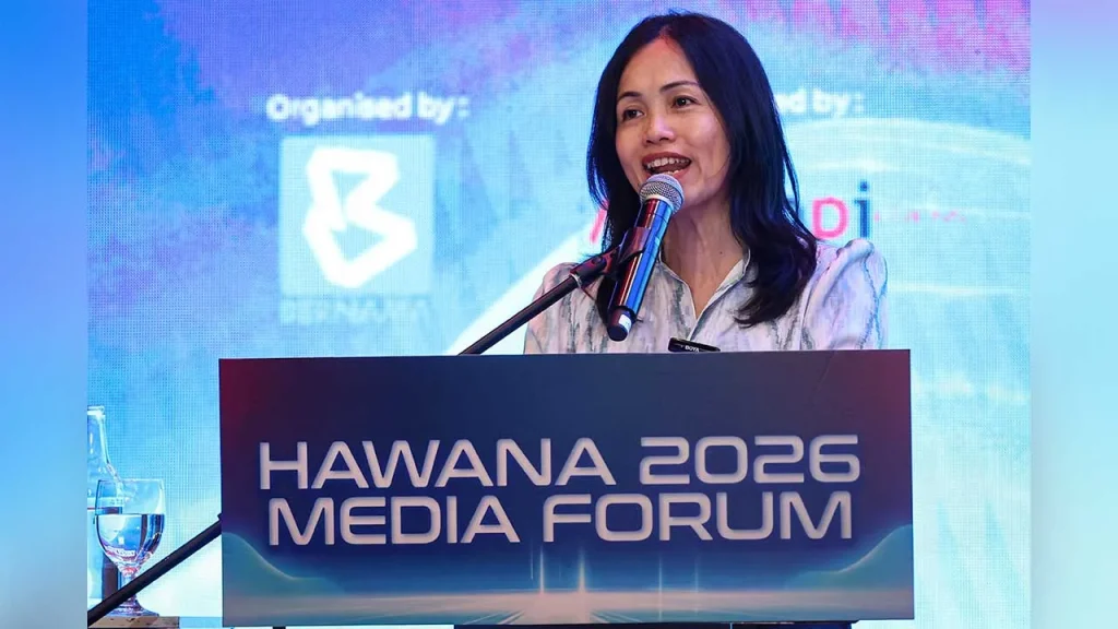 KUALA LUMPUR -- A total of 464 fake content related to the global supply crisis was identified between March 29 and April 30, 2026, with 312 of them successfully taken down, said Deputy Communications Minister Teo Nie Ching. Apart from that, he said, a total of 65 investigation papers have been opened, with 15 cases referred to the Attorney General's Chambers, while the others are still under investigation. "The rapid spread of false information, amplified by artificial intelligence (AI), poses a major challenge to public trust," he said in his speech during the opening of the HAWANA 2026 Media Forum, here, today. Also present were Deputy Secretary-General of the Ministry of Communications (Strategic Communications and Creative Industries) Nik Kamaruzaman Nik Husin, Chairman of the Malaysian National News Agency (Bernama) Datuk Seri Wong Chun Wai, Bernama Chief Executive Officer Datin Paduka Nur-ul Afida Kamaludin and Bernama Editor-in-Chief Arul Rajoo Durar Raj. Teo said cases of fake content, including fake accounts and impersonation of public figures, have increased sharply in recent years, jumping from 6,297 cases in 2023 to 63,652 in 2024 and 98,503 in 2025. "As of April 30 this year alone, 60,829 such contents have been taken down by the platform," he said. He said the development showed the need for those involved in the world of journalism to always uphold credibility amidst the ever-changing digital landscape. Meanwhile, Teo urged the Malaysian Media Council (MMC) to play a greater role and take a more careful and prudent approach in handling media-related issues. He said this was important following Malaysia's latest ranking of 95th in the Reporters Without Borders index, down from 88th previously, reflecting ongoing concerns in the media landscape. "While the safety of journalists has improved, the decline in the media economy and legislation remains a concern, and this is not a position we can be complacent about." “Journalism is a pillar of democracy,” he said, adding that disputes over reporting should be resolved through the MMC as the ultimate arbiter. The MMC, established in February last year, is a self-regulatory body that aims to uphold journalistic ethics, formulate codes of conduct and safeguard the welfare of media practitioners. The council is governed by a board comprising representatives of media organisations, practitioners and public interest groups, including academics and the general public, with the participation of delegates from Sabah and Sarawak.