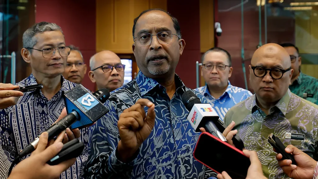 PUTRAJAYA, 15 MAY -- The subjects of Malay Language and History in the Malaysian Certificate of Education (SPM) remain mandatory requirements for admission to public higher education institutions (IPTA), including for students who graduated from outside the national education system. Higher Education Minister Datuk Seri Dr Zambry Abdul Kadir said it also applied to the decision of the Cabinet meeting yesterday, which agreed on several decisions regarding the entry routes for students from tahfiz schools or institutions, private schools and Chinese Private Secondary Schools (SMPC) to follow study programmes at IPTA. "SPM is still mandatory even if he (the student) is studying that stream. This is because our UPU (UPUOnline system) assessment is based on SPM results. "This means he sat for two examinations including passing History and Malay Language subjects which are recognised by the Malaysian Examinations Board," he told reporters after attending the 2025 Excellent Service Awards Ceremony of the Polytechnic and Community College Education Department here today. Earlier, Zambry, in his speech, stressed that the requirements for admission to IPTA must still be based on the SPM system even though the government has opened up certain pathways for students from other education systems. "The basics must be the same. For example, from any stream, entry into IPTA must be based on our SPM system," he said. Zambry said the government's decision was, however, manipulated by some quarters as if the government was sacrificing the country's education system. Yesterday, the government agreed to several regulations regarding the entry routes for students from tahfiz schools or institutions, private schools and SMPCs to IPTA. Candidates from this stream who also have a full SPM can apply for any study programme offered through the UPUOnline system. In another development, Zambry said the government is working to bring polytechnic institutions and community colleges to a new level in line with current changes and the country's development needs. "We can no longer see polytechnics as just support institutions or second feeder institutions . The world is changing and we know we will be left behind if we don't change," he said. -- BERNAMA