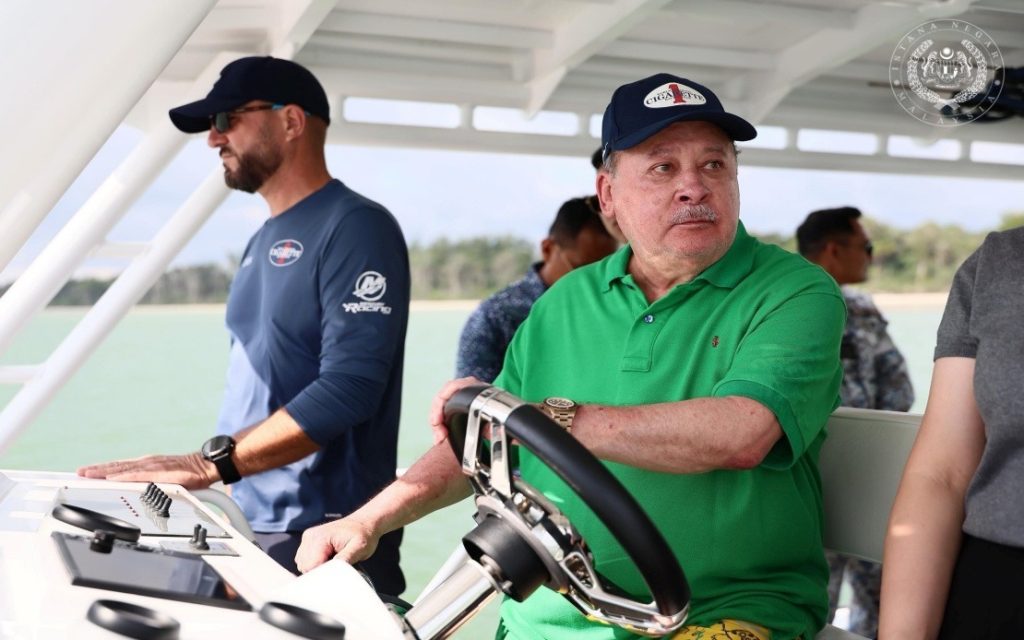 MERSING, May 20 -- His Majesty Sultan Ibrahim, King of Malaysia, today personally piloted a speedboat to inspect the waters around Mersing, reflecting His Majesty’s continued concern for marine conservation and environmental sustainability. According to a post on Sultan Ibrahim Sultan Iskandar’s official Facebook page, His Majesty, who places strong emphasis on beach cleanliness and the preservation of marine ecosystems, also dived underwater during the visit to observe conditions beneath the surface. Earlier in the morning, Sultan Ibrahim stopped for breakfast at the Midway Rest and Recreation (R&R) area in Dusun Panti, Kota Tinggi, where His Majesty enjoyed ‘lontong’. The King’s presence pleasantly surprised members of the public who were having breakfast at the R&R stop, with many taking the opportunity to greet and take photographs with His Majesty. -- BERNAMA