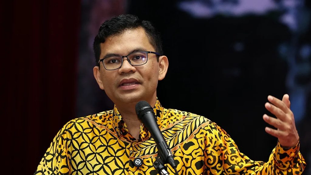 PUTRAJAYA: The government sees the current global crisis as a catalyst to strengthen the country's economic structure, including placing emphasis on a high-value economy, energy transition and a more comprehensive approach in channeling aid to the people. Economy Minister Akmal Nasrullah Mohd Nasir said that unlike the COVID-19 pandemic which required a spending stimulus following the closure of economic activities, the current crisis started from pressure on oil supplies before spreading to other sectors and causing a more complex economic impact. "At that time (the COVID-19 pandemic), the need was to ensure that spending took place because economic activities were closed. Currently, the crisis we are facing started with pressure in terms of oil supply, then spread to other supplies. "This crisis started with imports and so on, but the effects are more severe in terms of economic impact," he said when speaking at the Economy Ministry's monthly gathering, here, today. He said that this situation meant that the government needed to focus on efforts to strengthen the country's economic resilience through more sustainable structural changes. "In the past, it was more about incentives, channeling all the incentives here and there. But managing the current situation is by strengthening our resilience," he said. Akmal Nasrullah said the current geopolitical crisis also sent a clear signal that focusing on high-value economies should be a priority, including the development of the semiconductor and sophisticated housekeeping sectors. He said the government is also strengthening efforts to increase people's income through the People's Income Initiative - Food Entrepreneur Initiative (IPR-INSAN) programme, which so far involves 1,125 vending machines nationwide. "Of that number, more than half or 58 percent were able to earn an average income of more than RM2,000," he said, adding that the cumulative sales record of the programme participants reached more than RM20 million. He said that the collaboration with the Federal Territory Islamic Religious Council (MAIWP) would also be expanded with the placement of approximately 50 of the machines, including in mosques, active suraus and educational institutions. Meanwhile, he said, the government will also implement the use of biodiesel starting June 1 to help extend the diesel supply period to 20 days a year, in addition to supporting the energy transition agenda and reducing carbon emissions. -- BERNAMA