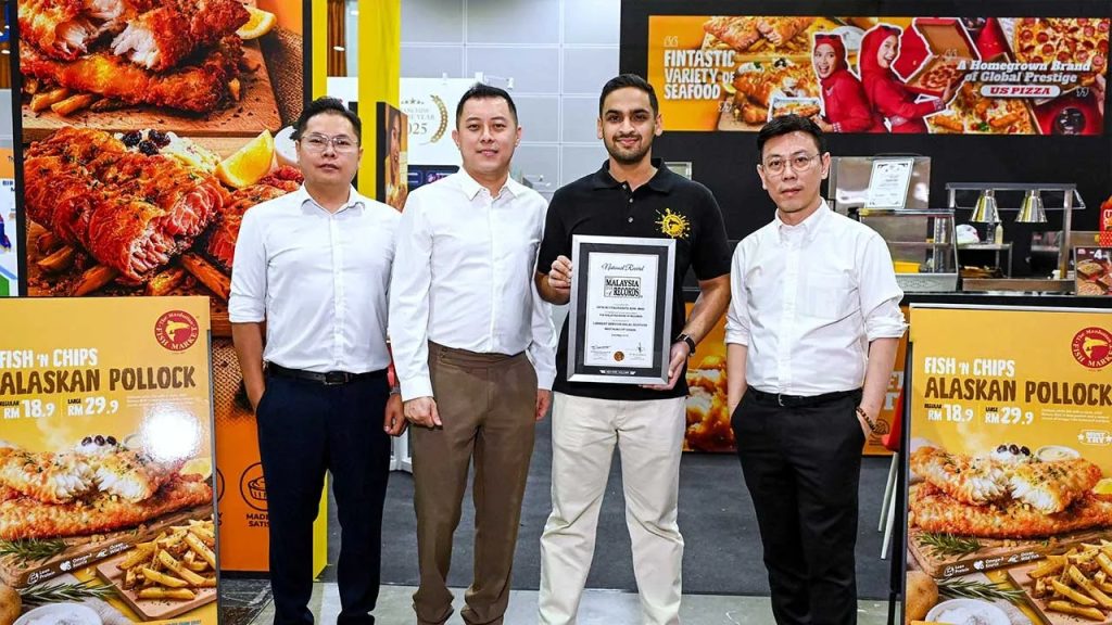KUALA LUMPUR, May 22 -- Two of Malaysia's proud brands, namely The Manhattan Fish Market (MFM) and US Pizza, have received recognition from The Malaysia Book of Records (MBOR) in conjunction with the prestigious Franchise International Malaysia (FIM) 2026 exhibition which took place here today. The recognition was presented by MBOR Chief Executive Officer Christopher Wong to MFM for its achievement as the longest-running halal seafood restaurant chain, and US Pizza Malaysia was recognised for having the largest network of local pizza branches with halal certificates in the country. The historic ceremony was witnessed by the Minister of Entrepreneur and Cooperative Development Steven Sim, Chairman of the Malaysian Franchise Association (MFA) Datuk Dr Radzali Hassan and Chairman of Perbadanan Nasional Berhad (PERNAS) Datuk Mohamed Rozhan Mohd Ghazalli. MFM Chief Executive Officer Deric Yeo said the recognition reflects the company's long-term commitment to maintaining halal standards and serving the community with confidence. "It has been 17 years since we received halal certification and this is the time for us to continue to serve the community through practices and processes that comply with halal issues," he told reporters after a cocktail reception in conjunction with the FIM 2026 exhibition. Yeo, who is also the Group Chief Operating Officer of US Pizza, said the two local brands would continue to expand their respective wings both domestically and internationally. He said that currently, MFM operates in several overseas markets including Bangladesh, Sri Lanka, Maldives, Jordan and Myanmar. Touching on expansion plans, Yeo said the group recently opened a new MFM branch in Lotus's Kepong while the next branches are scheduled to open in Tanjung Tokong, Penang and Lotus's Ampang in about three weeks. He said the group also recently expanded its operations to Empire City and LSH33, Sentul as part of its ongoing brand growth initiative. "For US Pizza, we will continue to do our best to provide service, be in more locations, and go to more places to reach more customers to meet the needs of the community," he said. Yeo said currently, US Pizza operates almost 100 branches across Malaysia, Singapore and Indonesia. -- BERNAMA