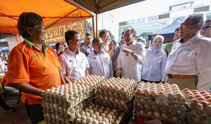 KUALA LUMPUR, May 23 – Prime Minister Datuk Seri Anwar Ibrahim has urged the relevant agencies to intensify ground efforts to provide explanations and assistance to small and medium traders who are still unaware of financing facilities and aid provided by the government. Anwar, who is also Finance Minister, said the matter was important to ensure the group is not left out from benefiting from the various initiatives created specifically to help increase their income and expand their businesses. “There are some who are still unaware of the facilities available. So I ask the relevant agencies to go to the ground and provide explanations,” he told reporters after visiting the Taman Melawati Farmers’ Market here today. He said hawkers and small traders should continue to be given attention, as they number hundreds of thousands but still lack a strong platform to voice their views. Regarding his visit, Anwar said the feedback he received from hawkers and small traders was generally very positive, with most expressing gratitude for the opportunity to obtain micro-financing facilities provided by the government and its agencies. “I asked them myself. Most are already very grateful and thankful to the bodies and agencies that helped them, even for a RM10,000 loan,” said the Prime Minister. Anwar also said most of them were more focused on earning a living than complaining about the challenges they faced. He said among the issues raised by traders was the relatively high price of certain essential goods they purchased, but the problem could be eased through the role of agencies such as the Federal Agricultural Marketing Authority, which helps provide supplies at more affordable prices “I asked whether there were any problems, whether they could obtain loans and afford repayments. Alhamdulillah, the feedback received has been very encouraging,” he said. Previously, the MADANI Government announced more than RM5 billion in micro-financing facilities for 2026, expected to benefit more than 400,000 micro-entrepreneurs. The facilities involve loans of up to RM100,000, with financing rates for certain schemes as low as four per cent per annum. -- BERNAMA