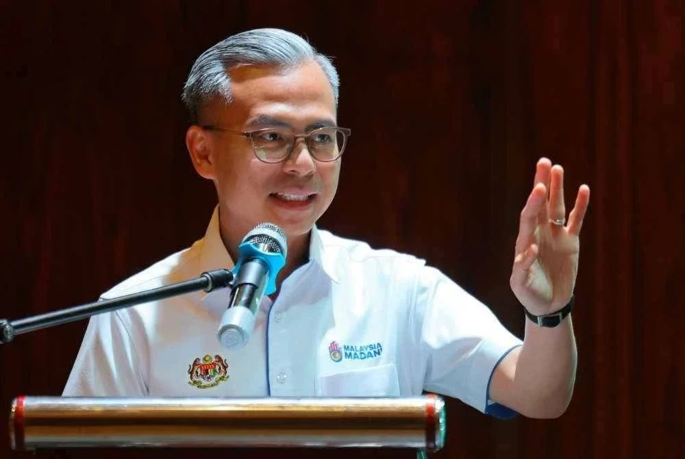 KUALA LUMPUR, May 24 -- Applications for the RM5 million ‘Dana Pemangkin Generasi MADANI’ will officially open from June 1 to 30 to support the production of creative content that reflects the aspirations of Malaysia MADANI. Communications Minister Datuk Fahmi Fadzil said the fund, provided through the National Film Development Corporation Malaysia (FINAS), is open to eligible local companies and youth organisations. Fahmi, who is also MADANI Government spokesperson, said the fund covers five main production categories, namely telemovies, documentaries, short films, short documentaries and animation. “Through this fund, the Communications Ministry via FINAS aims to support the production of content that reflects the aspirations of Malaysia MADANI, with emphasis on strengthening identity, harmony, integrity and social unity,” he said. Fahmi was speaking at the closing ceremony of the Festival Belia @ National Youth Day 2026 celebration for the Federal Territories here today. Fahmi said the content produced must also be in line with the principle of respecting 3R sensitivities involving religion, race and the royal institution. “Therefore, I urge all eligible parties to seize this opportunity by submitting applications to continue creating, innovating and producing creative, high-quality artistic works that can bring positive impact to society and the country,” he said. He also said the fund is among the strategic components introduced to strengthen the creative youth ecosystem through various initiatives, including the Film Community and Creative Youth Workshop, Reel MADANI@Kampus Programme, Ikon Belia Kreatif MADANI and special collaboration programmes with the Malaysian Youth Council and the Department of Islamic Development Malaysia (JAKIM). At the same event, Fahmi also witnessed the exchange of a Letter of Intent (LoI) between FINAS and TikTok Malaysia for a strategic collaboration aimed at building a stronger support ecosystem to nurture a generation of capable, ethical and competitive content creators. “The collaboration between FINAS and TikTok is expected to help more local youths produce, promote and bring their creative works to the international market through broader industry support, technology and global reach,” he said. Fahmi also officiated the presentation of Letters of Acceptance (SST) for the Reel MADANI@Kampus Programme to 15 public and private higher learning institutions. The programme aims to encourage students to produce quality and creative short-form video or reel content based on Malaysia MADANI values for participation in the FINAS Short Film and Video Festival (FFPV). -- BERNAMA