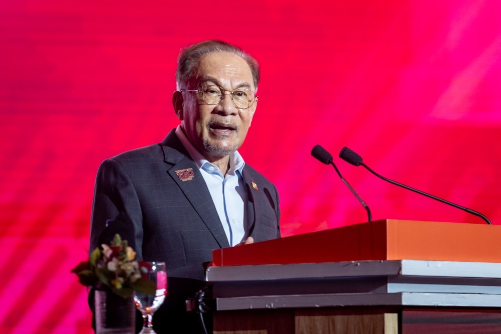 GEORGE TOWN, May 26 -- Prime Minister Datuk Seri Anwar Ibrahim returned to his hometown in Penang today for a brief working visit ahead of the Aidiladha celebration. Anwar, who is also Finance Minister, will present sacrificial cows to communities in the Permatang Pauh parliamentary and Seberang Jaya state constituencies at the Seberang Perai Tengah District Mosque near here at 2 pm. The former Permatang Pauh MP will then return to his village to present sacrificial cows to the Permatang Pasir state constituency community at Masjid Al-Falah in Pengkalan Tambang. Anwar will conclude the visit by presenting sacrificial cows to the Penanti state constituency community at Padang Mengkuang Titi, Kubang Semang at 3.45 pm before leaving for the capital. Muslims in Malaysia will celebrate Aidiladha tomorrow. -- BERNAMA