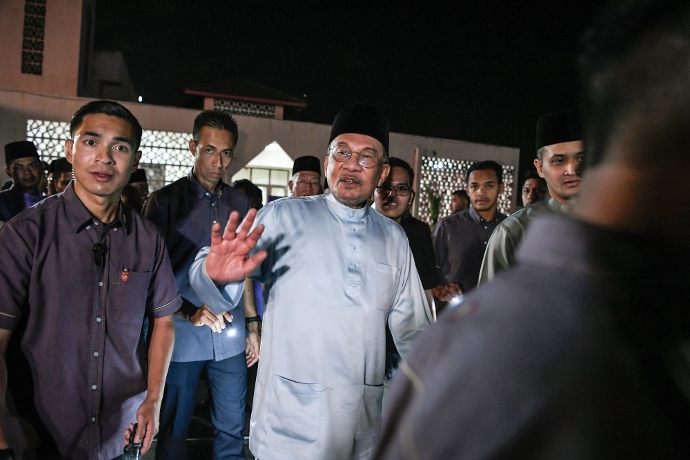 KUANTAN, May 28 -- Prime Minister Datuk Seri Anwar Ibrahim has donated a sacrificial cow to media practitioners in Pahang for this year’s Aidiladha celebration, in recognition of the role journalists play in connecting the government and the people. The donation, made for the first time, was received by Pahang Press, which organised the qurban programme at Kampung Anak Air here with the assistance of about 40 members of the Tok Peramu Qurban Squad. Pahang Press chairman Fazli Ahmad said the initiative enabled the distribution of sacrificial meat to journalists and photographers from various print and electronic media organisations, as well as residents of Kampung Anak Air. “Pahang Press would like to express its deepest appreciation to the Prime Minister for donating a cow for the ritual sacrifice, with the meat distributed to media personnel. “For media practitioners in Pahang, this gesture carries special meaning as it reflects recognition of our role in delivering information and serving as a bridge between the government and the people,” he told reporters here today. He said the programme also served as a platform to foster cooperation among media practitioners through gotong-royong activities, including giving some participants their first experience in preparing sacrificial meat. “This is a different experience because we not only received sacrificial meat, but also strengthened ties through the spirit of cooperation. Most importantly, it reflects the Prime Minister’s appreciation for the role of media personnel in Pahang,” he said. -- BERNAMA