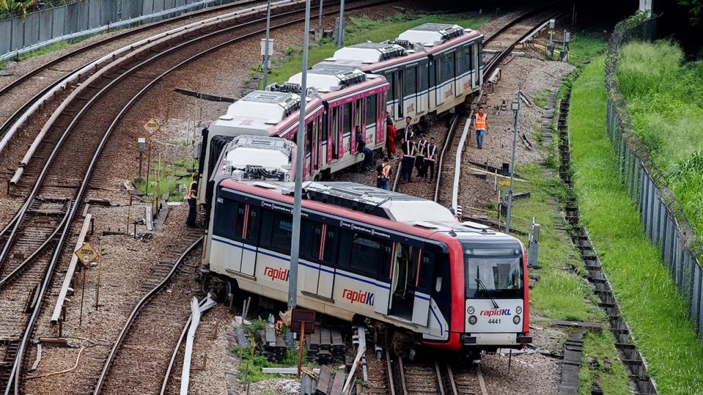 KUALA LUMPUR, May 29 -- Landasan Transit Aliran Ringan (LRT) Laluan Ampang/Sri Petaling yang terjejas akibat insiden tren tergelincir berhampiran Stesen Chan Sow Lin semalam dijangka dapat beroperasi semula selewat-lewatnya Rabu depan. Menteri Pengangkutan Anthony Loke Siew Fook berkata tren terbabit dijadualkan dialihkan hari ini menggunakan kren sebelum kerja pembaikan landasan dimulakan. He said the incident occurred during the track change process when the first carriage of the six train carriages was on the correct track heading towards Putra Heights, but the next carriage strayed onto the track heading towards Ampang. "This situation caused the traction from the carriage behind to pull the first carriage out, thus causing the first and second carriages to completely derail." "The reason why the switch system or track change equipment did not function properly as it should needs to be investigated in detail," he told reporters after inspecting the incident location about 250 metres from the Chan Sow Lin LRT Station, here, today. Meanwhile, Loke said the special task force established to investigate the incident was an independent team without the involvement of representatives from Prasarana Malaysia Bhd (Prasarana), led by the Chief Inspector of Air Accidents of the Air Accident Investigation Bureau (BSKU), Major General Tan Chee Kee, as well as experts in the field of rail engineering. He said the team was given a maximum period of 30 days to complete the investigation report before submitting it to the Cabinet for follow-up action. "The investigation will examine whether the incident was caused by human error, system malfunction or system failure. The report will also be made public to ensure transparency in the investigation," he said. In addition, the investigation also includes examining the maintenance regime by Prasarana, records and system logs related to the incident including operations at the Operations Control Centre (OCC), the signalling system as well as other factors that may have contributed to the incident. Loke said statements from staff working at OCC, train drivers and related individuals would be taken to identify the true cause of the incident. He also did not rule out the possibility of a more comprehensive internal audit being carried out on the entire rail transit system operated by Prasarana, including LRT and Mass Rapid Transit (MRT) services. Regarding current operations, Loke said all stations on the Ampang/Sri Petaling line are still operating, but using a modified schedule to allow train movements to continue. He said that for now, passengers will have to change trains at certain stations with the arrival interval (frequency) increasing to between six and eight minutes until the repair work is completed. In an incident yesterday morning, an Ampang/Sri Petaling Line train derailed near Chan Sow Lin Station due to a faulty track switch, which affected the service schedule, however all 25 passengers involved were safely evacuated without any injuries. -- BERNAMA