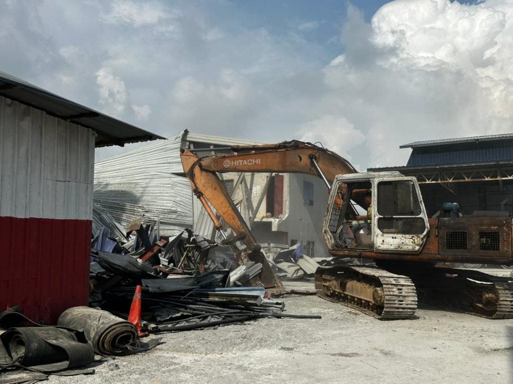 SHAH ALAM, 12 MAY -- A total of 19 factories that had been operating illegally for more than 20 years in Pulau Indah, Klang were demolished in the Integrated Demolition Enforcement Action Operation in the state. Selangor Local Government and Tourism Exco Datuk Ng Suee Lim said the operation involving 300 members from various agencies was carried out under Section 425 of the National Land Code against premises operating without proper compliance. "Based on information from the Klang District and Land Office, the entrepreneur involved has been operating a factory without permission at the site for a long period, estimated to be over 20 years." "The review also found that there was no record of a Temporary Occupancy License (LPS) ever being issued to any factory owner at the site. Several land expropriation applications received around 2019 to 2020 were also rejected," he said in a statement today. Ng said the operation was not carried out in a hurry, but rather the initial engagement process and site vacating orders began in early 2025, before the first notice was served on March 3, 2025. He said phased actions such as site visits, monitoring, installation of banners and announcements would be carried out on 19 Sept 2025, in addition to the submission or posting of the final notice on 7 April 2026, and the setting of the final date for vacating before the demolition operation on 10 May 2026. According to Ng, during that period, the state government also took into account views, applications and appeals for postponements from stakeholders to provide reasonable space to manage the transfer of operations, employees, assets and equipment of their respective companies. "However, after that period expires, the law still needs to be enforced. Government land must be preserved, industrial areas must be reorganized and public interests must not continue to be affected by activities that do not comply with the law," he said. Ng said the existence of unauthorized factories affects the image of industrial areas, environmental control, drainage systems, safety and logistical access, as well as creating unfair competition for legitimate operators who have complied with licensing, tax, development approval and technical requirements. He said enforcement was important to restore the integrity of government land and restructure industrial areas in a more orderly manner. "After the demolition operation is complete, focus will be on site cleanup, demolition waste management, safety monitoring and assessment of land restoration needs." "This site will then be reviewed within a more planned development framework, in line with the Local Plan, planning guidelines and technical requirements of the authorities," he said. -- BERNAMA