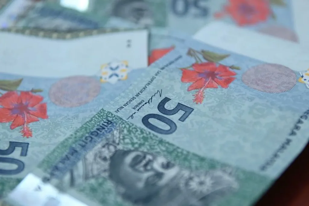KUALA LUMPUR, 12 MAY -- The ringgit opened higher against a basket of major currencies, including the US dollar, ahead of the release of key US economic data tonight, which is expected to reinforce expectations that the US Federal Reserve (Fed) will maintain interest rates, said an analyst. At 8am, the local currency rose to 3.9200/9300 against the US dollar from 3.9220/9260 at the close on Monday. Bank Muamalat Malaysia Bhd Chief Economist, Mohd Afzanizam Abdul Rashid said the US consumer price index (CPI) for April will be announced tonight with the headline and core CPI expected to jump by 3.7 per cent (March: 3.3 per cent) and 2.7 per cent (March: 2.6 per cent) respectively. "Therefore, the US Fed is likely to maintain stable interest rates, while interest rate cuts this year are expected to remain low." "The ringgit is expected to remain in flat trading mode in the near term as geopolitical risks remain heightened with the high-impact meeting between US President Donald Trump and Chinese President Xi Jinping scheduled to take place this week," he told Bernama. At the opening, the ringgit traded mostly higher against major currencies. The local unit rose against the Japanese yen to 2.4925/4990 from 2.4955/4983 at Monday's close and gained against the British pound to 5.3312/3448 from 5.3331/3383 yesterday, however it declined against the euro to 4.6162/6280 from 4.6150/6197 previously. At the same time, the ringgit traded mixed against ASEAN currencies. The ringgit strengthened against the Singapore dollar to 3.0883/0964 from 3.0887/0921 at yesterday's close and surged against the Indonesian rupiah to 225.1/225.7 from 225.2/225.5 previously. However, the local currency was unchanged against the Philippine peso to 6.41/6.43 from 6.41/6.42 at yesterday's close and depreciated against the Thai baht to 12.1374/1759 from 12.0900/1083 previously.