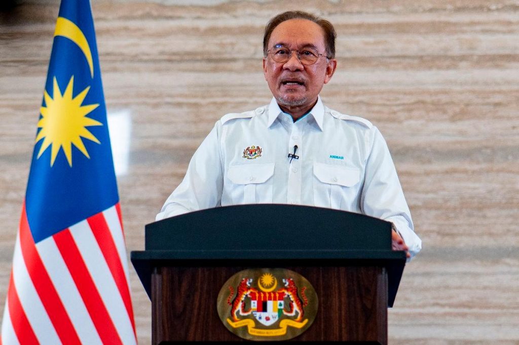 KUALA LUMPUR, May 5 — Prime Minister Anwar Ibrahim today announced a series of immediate measures following a National Economic Action Council (MTEN) meeting, as the government moves to address rising cost-of-living pressures amid concerns over a looming global supply crisis. Speaking after the meeting, Anwar said the MADANI Government is taking proactive steps to ensure targeted assistance reaches those most affected, particularly farmers, small businesses, and low-income communities. Among the key initiatives introduced is “Defending the Field,” which includes a RM200 upfront payment under the Special Paddy Incentive Assistance scheme to help ease farmers’ cash flow and support agricultural operations. To mitigate the effects of extreme weather on food production, the government will also intensify cloud seeding operations, with coordinated efforts involving the Royal Malaysian Air Force (TUDM) and the Fire and Rescue Department (BOMBA) in critical areas. In support of small and medium enterprises, Anwar announced a reduction in rental rates for business premises owned by federal agencies. Local authorities (PBT) have also been urged to follow suit, taking a cue from measures already implemented by Kuala Lumpur City Hall (DBKL). Additionally, the Rahmah MADANI Sales Programme will be expanded on a weekly basis to more locations nationwide, with increased participation from small traders to ensure affordable essential goods remain accessible to the public. “The government will continue refining its approach to ensure assistance is more targeted and effective, so that every initiative truly reaches the people on the ground,” Anwar said. He expressed confidence that Malaysia can weather the current economic challenges through collective responsibility, compassion, and firm resolve. -- MINUTESMY -- CREDIT: FB ANWAR IBRAHIM
