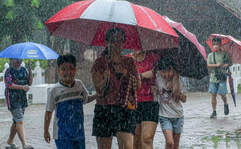 JOHOR BAHRU, June 26 -- Rain is forecast to affect seven of the 10 districts in the state tomorrow morning, potentially posing a slight “challenge” for prospective candidates and supporters on nomination day for the Johor state election. Johor director of the Malaysian Meteorological Department (MetMalaysia), Azlai Ta’at, said rain is expected in Johor Bahru, Muar, Batu Pahat, Kota Tinggi, Pontian, Tangkak and Kulai. However, clear weather is expected in the morning in the other three districts of Segamat, Kluang and Mersing. “Minimum temperatures across the state are expected to range between 24 and 25 degrees Celsius, while maximum temperatures will be between 31 and 34 degrees Celsius, with Segamat recording the highest at up to 34 degrees Celsius. “The public, including supporters of contesting candidates, are advised to stay alert to any changes in weather conditions,” he told Bernama here today. Thunderstorms are also expected to mark the start of the campaigning period, which will officially begin immediately after the nomination process ends tomorrow. MetMalaysia forecast thunderstorms in Johor Bahru, Segamat, Kluang, Kota Tinggi, Pontian, Mersing and Kulai in the afternoon, while Batu Pahat and Tangkak are expected to experience rain, and Muar is forecast to be hot. The nomination process is scheduled to take place from 9 am to 10 am at 56 nomination centres, before the official announcement of eligible candidates is made by returning officers. Pakatan Harapan is fielding candidates in all 56 seats, involving 20 from PKR, 19 from Amanah and 17 from DAP. Barisan Nasional is also contesting 56 seats, fielding 36 UMNO candidates, 16 MCA candidates and four MIC candidates. Perikatan Nasional has announced that PAS will contest 11 seats, Bersatu 16, the Malaysian Indian People’s Party five and Pejuang one. The Malaysian United Democratic Alliance will contest four seats, Parti Sosialis Malaysia one, while Parti Bersama Malaysia is set to make its debut by contesting 15 seats. The Election Commission (EC) has set July 7 for early voting and July 11 as polling day. According to EC statistics, the election involves 2,727,926 registered voters, comprising 2,703,175 ordinary voters, 12,041 military personnel and spouses, and 12,710 police personnel and spouses. For the latest updates on the 16th Johor state election, visit https://prn.bernama.com/johor/ -- BERNAMA