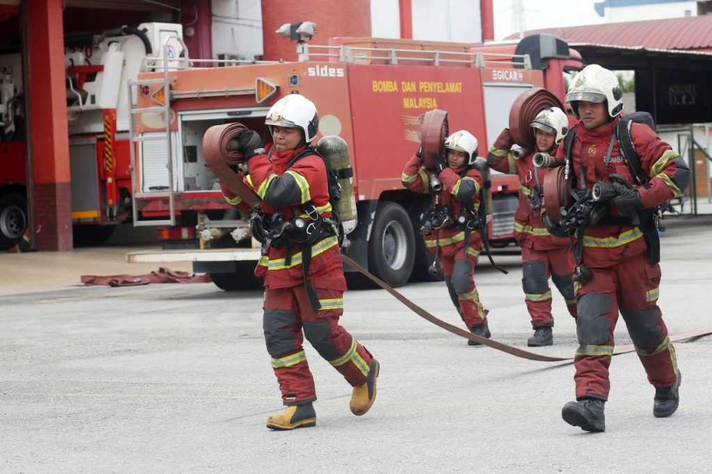 MELAKA, June 29 -- The Fire and Rescue Department (JBPM) has identified the need to build 81 new fire and rescue stations nationwide based on fire risk assessments, in order to strengthen preparedness and improve the efficiency of fire service delivery. Its director-general, Datuk Seri Nor Hisham Mohamad, said the JBPM currently operates 344 fire and rescue stations nationwide, while another 15 stations are under construction and are expected to be completed in stages in the next one to four years, depending on project complexity. He said the department determined the need for new stations based on fire risk analysis for each 100-square-kilometre area, thus ensuring firefighting operations can be carried out optimally. "Of the 81 proposed new fire and rescue stations, four have been suggested to be included under the Second Rolling Plan (RP2) of the 13th Malaysia Plan (13MP), while the remaining 77 are still on the priority list, subject to financial capability and practicality of implementation,” he said. He told reporters this after attending the opening of the Cheng Fire and Rescue Station, officiated by Chief Minister Datuk Seri Ab Rauf Yusoh and attended by Ministry of Housing and Local Government secretary-general Datuk Dr M Noor Azman Taib. He said the need for the construction of fire and rescue stations will be dynamically reviewed in accordance with the progress of development in every state, including the opening of new industrial areas and transit-oriented development (TOD) projects, which have the potential of increasing fire risks. In a related development, he said JBPM will advertise 522 vacancies this year, following approval from the Public Service Department (JPA) and the Ministry of Finance (MOF) to fill up 560 vacant positions. He said that of the total, 38 positions will be filled through the existing reserve list for senior posts, while the remaining 522 positions will be advertised this year. Meanwhile, Ab Rauf said the Melaka government will ask the Federal Government to approve the construction of three more fire and rescue stations in Selandar, Simpang Ampat and Kuala Linggi to strengthen security and accelerate emergency response times in the state. He said the construction of the fire and rescue stations, especially in Kuala Linggi, is necessary since it is located at the northernmost part of the state, with the closest existing fire and rescue stations being the ones in Masjid Tanah and Port Dickson. "The response time for firefighters to reach the area is about 20 to 30 minutes, that's why we ask that the fire and rescue station in Kuala Linggi be given priority to ensure the residents’ safety is better safeguarded,” he said, adding that it cost RM4.4 million to build the state's 11th fire and rescue station in Cheng. -- BERNAMA   