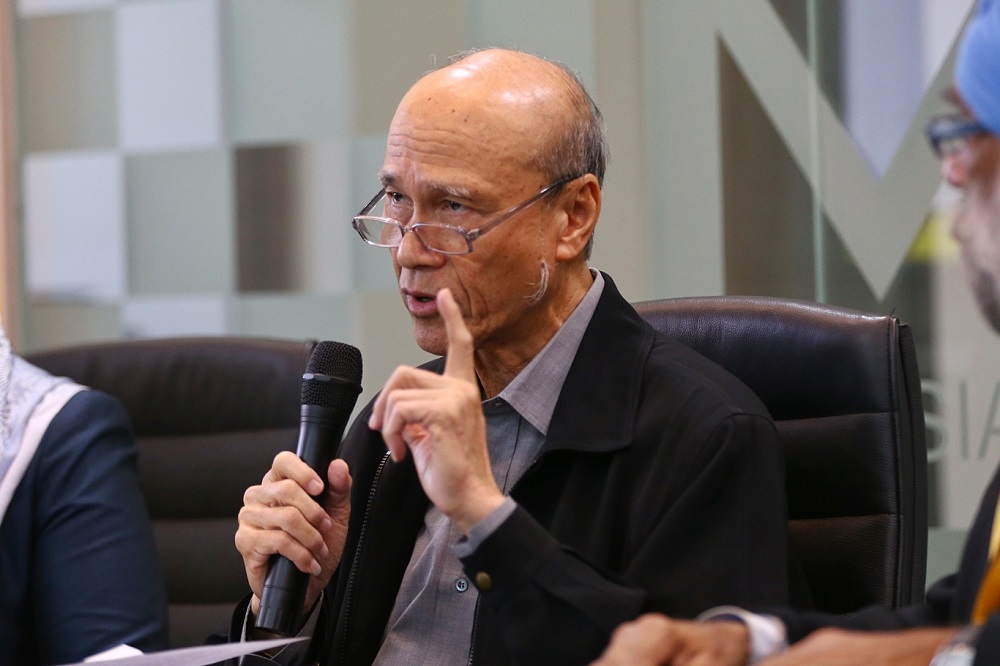 KUALA LUMPUR, JUNE 20 -- The journalism profession continues to play an important role in ensuring that the public receives accurate information even though the media landscape is rapidly evolving due to advances in digital technology and social media, said social activist Tan Sri Lee Lam Thye. In conjunction with the National Journalists' Day (HAWANA) 2026 celebration in Penang today, he said journalists now operate in a fast-moving digital environment and are heavily influenced by social media when inaccurate information, fake news and rumours can spread quickly. Lam Thye said that although social media allows news to be delivered to the public instantly, it also makes the journalism profession more challenging as journalists are increasingly required to verify information circulating online. "A large part of a journalist's job today involves the process of examining various content to distinguish between fact and fiction and ensure that the public knows the truth." " They also face constant pressure to attract readers and increase viewership, often with more limited resources and shorter time frames," he said in a statement today. Elaborating further, Lam Thye said journalism has undergone significant changes since the early days of the profession when journalists relied on notebooks, pens and landline phones to obtain information and had more time to research, verify facts and refine their reports. Apart from that, he said journalists also build strong personal relationships with sources of information and focus on accuracy and delivering stories in detail and meaningfully, while news editors play an important role in shaping reports before publication. "Back then, there were only typewriters, notebooks and landline phones. With more time to research, verify information and edit their work, journalists were able to ensure that every report was completely accurate and reliable," he said. Lam Thye said the research process at that time often involved searching through archived newspaper clippings since internet search engines did not yet exist. Although the way news is produced and distributed has undergone major transformations, he said the fundamental purpose of journalism remains unchanged. "Whether writing for a traditional newspaper or posting developments on social media, the most important responsibility of a good journalist remains the same, which is to convey the truth and ensure that the public always receives accurate information," he said. The social activist also expressed his appreciation to veteran journalists who helped develop the country's media industry, as well as expressing his appreciation to the current generation of journalists for their continued commitment in delivering news to the people. "This weekend, we would like to express our appreciation and pay tribute to veteran journalists who laid the foundation of the country's media industry. We also express our gratitude and appreciation to the journalists today for their hard work every day to bring us the news we need. Thank you for all your services and sacrifices," he said. -- BERNAMA