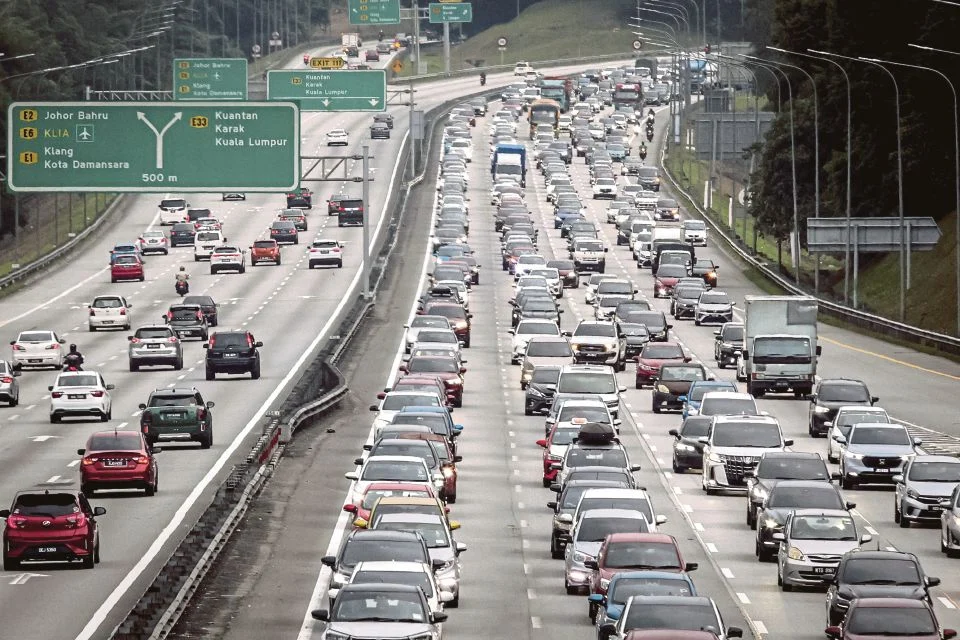 KUALA LUMPUR: PLUS Malaysia Berhad (PLUS) expects nearly 2.2 million vehicles per day to use its highway network during the return journey to the capital after the end of the double festive holidays starting tomorrow until Sunday. PLUS in a statement today said the increase involved a combination of long-distance traffic movements as well as travel between major cities heading to the Klang Valley after the end of the Aidiladha holiday period and multiple celebrations as well as school holidays. "Users are advised to follow the MyPLUS-TTA timetable which can be accessed via the PLUS app and plan your return journey according to the suggested times. This measure is important to help balance traffic flow and reduce congestion at hotspot locations along the highway," the statement said. To manage the surge in vehicles, PLUS has also activated Smart Lanes at 33 hotspots along the highway, in addition to ensuring that public facilities at Rest and Care (R&R) areas and roadside stops such as food and beverage stalls operate 24 hours. The public can contact PLUSLine at 1800-88-0000 or LPT2Line 1800-88-0220 if they require emergency assistance. -- BERNAMA