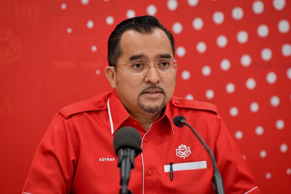 KUALA LUMPUR, June 4 -- UMNO has postponed this year's UMNO Divisional Delegates' Meeting as well as the Wanita, Youth and Puteri wings to focus fully on preparations for the Johor State Election (PRN), yesterday. UMNO secretary-general Datuk Asyraf Wajdi Dusuki said the decision, which the party's Supreme Council agreed, was aimed at ensuring that members at all levels could assist in the work to face the state election. "In this regard, to ensure that the Women, Youth and Puteri representative meetings that need to be held in accordance with the UMNO Constitution, they will be held simultaneously throughout the country from 17 to 19 July. "The Division Representative Meeting will be held the following week, from 24 to 26 July," he said in a statement today. Last Monday, Menteri Besar Datuk Onn Hafiz Ghazi announced the dissolution of the Johor State Legislative Assembly effective June 1 after receiving the consent of the Regent Sultan of Johor Tunku Mahkota Ismail. The Johor state election in 2022 saw UMNO-Barisan Nasional win 40 out of the 56 seats contested, followed by Pakatan Harapan with 12 seats, Perikatan Nasional (three) and MUDA (one). -- BERNAMA