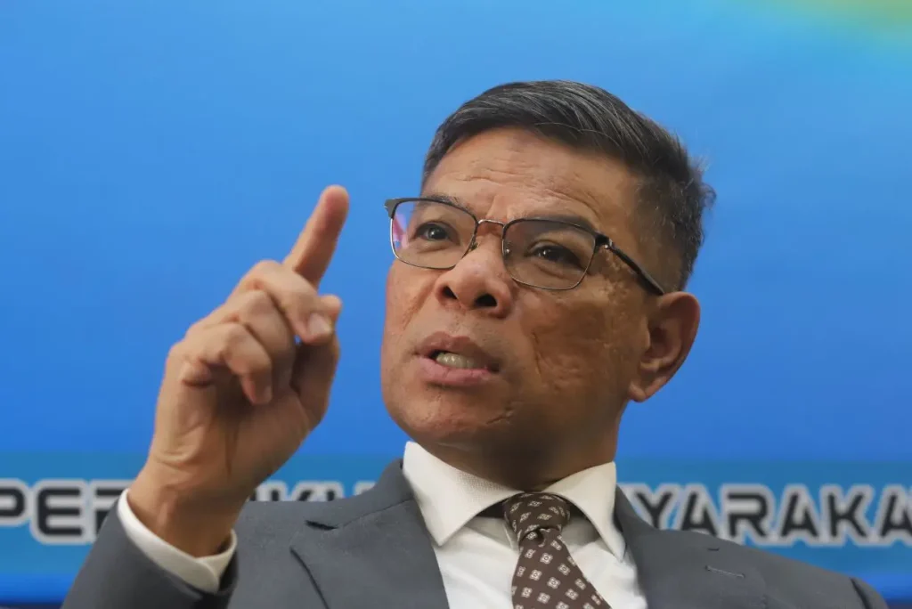 JOHOR BAHRU: The rate of resettlement to third countries by the United Nations High Commission for Refugees (UNHCR) is too low for refugees, including the Rohingya, which is one of the reasons why the group remains in the midst of local communities for a long time. Home Minister Datuk Seri Saifuddin Nasution Ismail said that although the UNHCR has two essential tasks, namely registering refugees and finding third countries for resettlement, statistics show that the number of refugee cards issued by the body is far greater than the number of individuals successfully deported. He said that as a result of this imbalance, Malaysia is now forced to face these issues, including the Rohingya ethnic group who are forced to live with the local community while awaiting their uncertain turn for resettlement. "The UNHCR's main task is to register, then find a third country. However, the success rate of placement in a third country is much smaller compared to the issuance of UNHCR cards by the agency itself. As a result, while waiting to be placed, these refugees are in the middle of society," he said. He said this to comment on the issue of the "Catch Rohingya Campaign" on social media, after attending the Drug-Free Aspiration Tour programme organised by the National Anti-Drug Agency (AADK) here. Touching on the increasing temperature of the campaign and the insistence of netizens on social media who want strict action to be taken against the group, he said the community has the right to speak out because this issue directly affects the country's economic, security and social aspects. However, he said refugees have a different status from illegal immigrants (PATI) who can be directly taken action under the Immigration Act, given that the presence of these refugees is driven by conflict-pushing factors in their countries of origin. Saifuddin Nasution said that to address the security implications of the situation, the government is now implementing its own data collection process and is no longer completely dependent on UNHCR data. "When we have our own data, we can take enforcement action if there is any violation of national laws by this group. They are still subject to domestic laws and strict action will be taken if they violate national rules," he said. He said this issue was a legacy issue that had been going on for a long time and rejected the narrative of certain parties who were trying to place the blame for the refugee dumping entirely on the current government. Saifuddin Nasution said the government was ready to manage this issue based on security considerations and humanitarian principles, while welcoming reasonable and constructive suggestions from academics and social activists to help resolve the crisis. -- BERNAMA