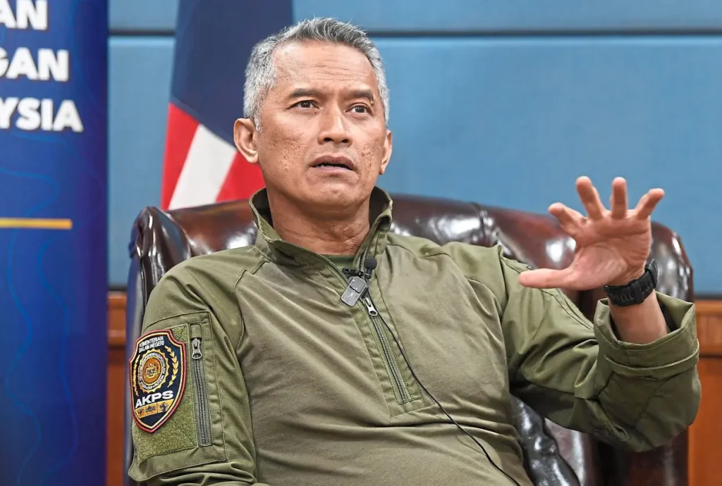 SEGAMAT, JUNE 22 -- The government, through the Public Services Department (JPA), is offering a new, more competitive service scheme starting July 1 to attract existing enforcement officers to join the Border Control and Protection Agency (AKPS). AKPS Director-General Datuk Seri Mohd Shuhaily Mohd Zain said the special offer to existing enforcement agency officers included two annual salary increases, an additional RM200 as well as the retention of seniority and overtime allowance facilities. He said the offer was the best service scheme and had never been offered in any service scheme for those currently on duty to be transferred to the agency. "So I see no reason why monthly income is used as a reason why the quality of service is not good. This time the government has made a decision, so I think it is good for them to join AKPS," he said. He said this to reporters when met at the Friendly Session and Review of the Self-Report Session with AKPS Series 1/2026 Trainees at the Segamat Police Training Centre (PULAPOL) here today. Meanwhile, commenting on the human resource planning for the agency, he said a total of 478 AKPS first group trainees would undergo intensive training for three months in collaboration with the Royal Malaysian Police (PDRM). Apart from endurance training, Mohd Shuhaily said the trainees were also exposed to legal aspects enforced by various agencies in the field, including under the Immigration Department, Royal Malaysian Customs Department, Wildlife Protection and National Parks Department (Perhilitan) and the Malaysian Quarantine and Inspection Service (MAQIS). "Three months is a bit short for us to implement everything for them to really understand, but it aims to build physical and mental strength to be on the front lines later." "Discipline is the core of preventing border leakage, so I need to tighten this issue further so that all instructions can be understood and obeyed as best as possible," he said. Mohd Shuhaily said the pilot group will be fully stationed at the Rapid Transit System (RTS) Link facility which connects Bukit Chagar, Johor Bahru and Woodlands, Singapore to operate the new entrance. He said early preparations were very important given that RTS Link was expected to begin full operation on Jan 1, 2027 and the trial operation training process at the gateway would begin as early as October this year. Touching on the agency's operational performance, Mohd Shuhaily revealed that AKPS recorded a seizure value of almost RM50 million as of May, with RM82 million recorded last year. -- NAMED